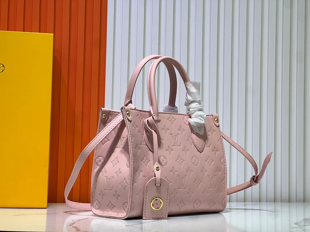 Batch 260💰Upgraded from the original M12465 M12775 M45659 M45607 MM45595 M46531 M45495 This Monogram Ink series OnTheGo medium handbag has a matte texture of smooth cow leather, and the rivet tabs on the corners pay tribute to the brand's classic hard box design. The neat interior has a large zipper pocket for storing banknotes and receipts. Dimensions: 25 x 19x 11 cm (length x height x width)