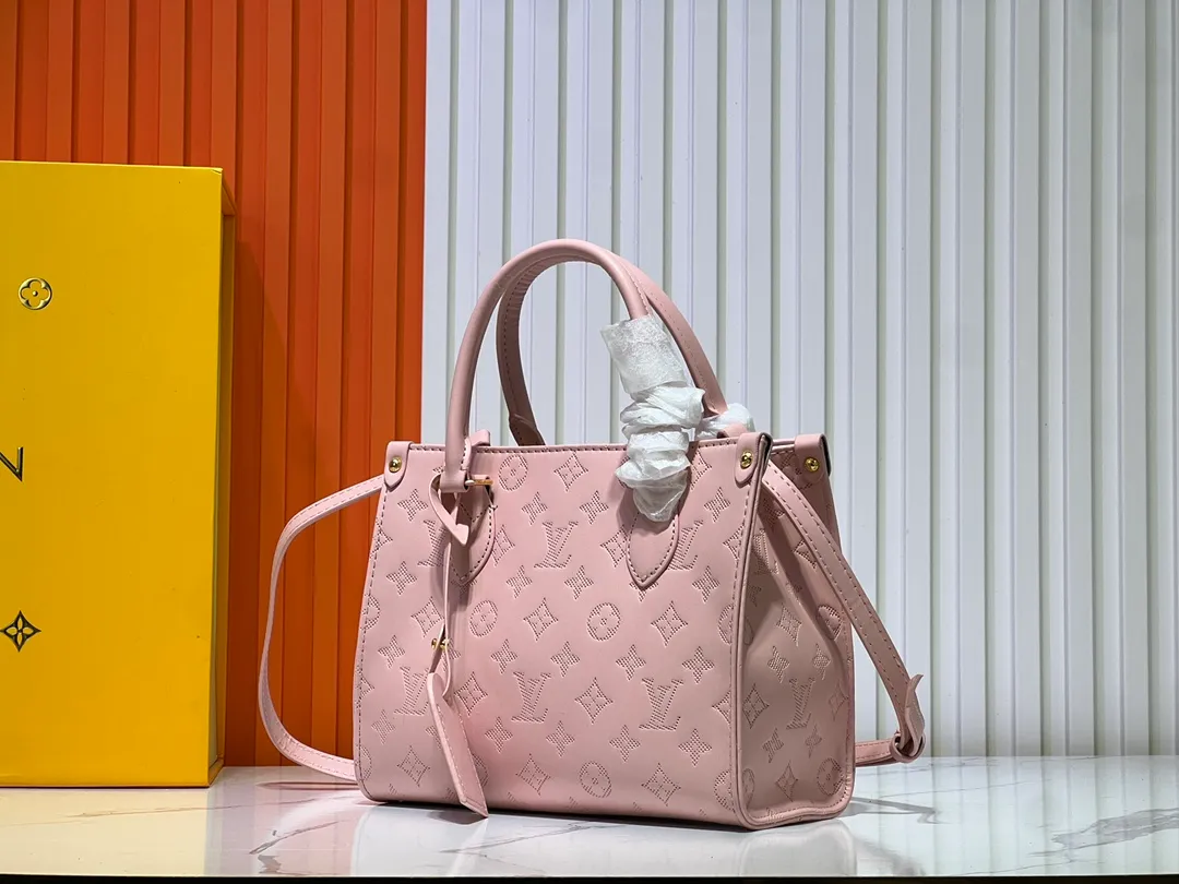 Batch 260💰Upgraded from the original M12465 M12775 M45659 M45607 MM45595 M46531 M45495 This Monogram Ink series OnTheGo medium handbag has a matte texture of smooth cow leather, and the rivet tabs on the corners pay tribute to the brand's classic hard box design. The neat interior has a large zipper pocket for storing banknotes and receipts. Dimensions: 25 x 19x 11 cm (length x height x width)