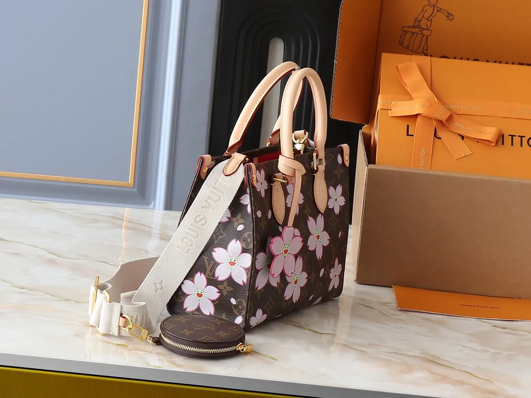 💰260💰Upgraded original M13269 M45659 M46373 M44571 Murakami Takashi co-branded cherry blossom This OnTheGo small handbag is made of Monogram and Monogram Reverse canvas, with Monogram Giant pattern embellished on it. The Toron handle and the jacquard textured shoulder strap decorated with the brand's logo create a visual contrast, and the detachable coin bag is suitable for storing change or small items. It combines fashionable charm with various functions, making it a good daily companion. 25.0 x 19.0 x 11.5 cm (length x height x width)