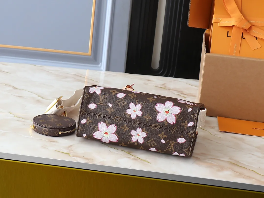 💰260💰Upgraded original M13269 M45659 M46373 M44571 Murakami Takashi co-branded cherry blossom This OnTheGo small handbag is made of Monogram and Monogram Reverse canvas, with Monogram Giant pattern embellished on it. The Toron handle and the jacquard textured shoulder strap decorated with the brand's logo create a visual contrast, and the detachable coin bag is suitable for storing change or small items. It combines fashionable charm with various functions, making it a good daily companion. 25.0 x 19.0 x 11.5 cm (length x height x width)