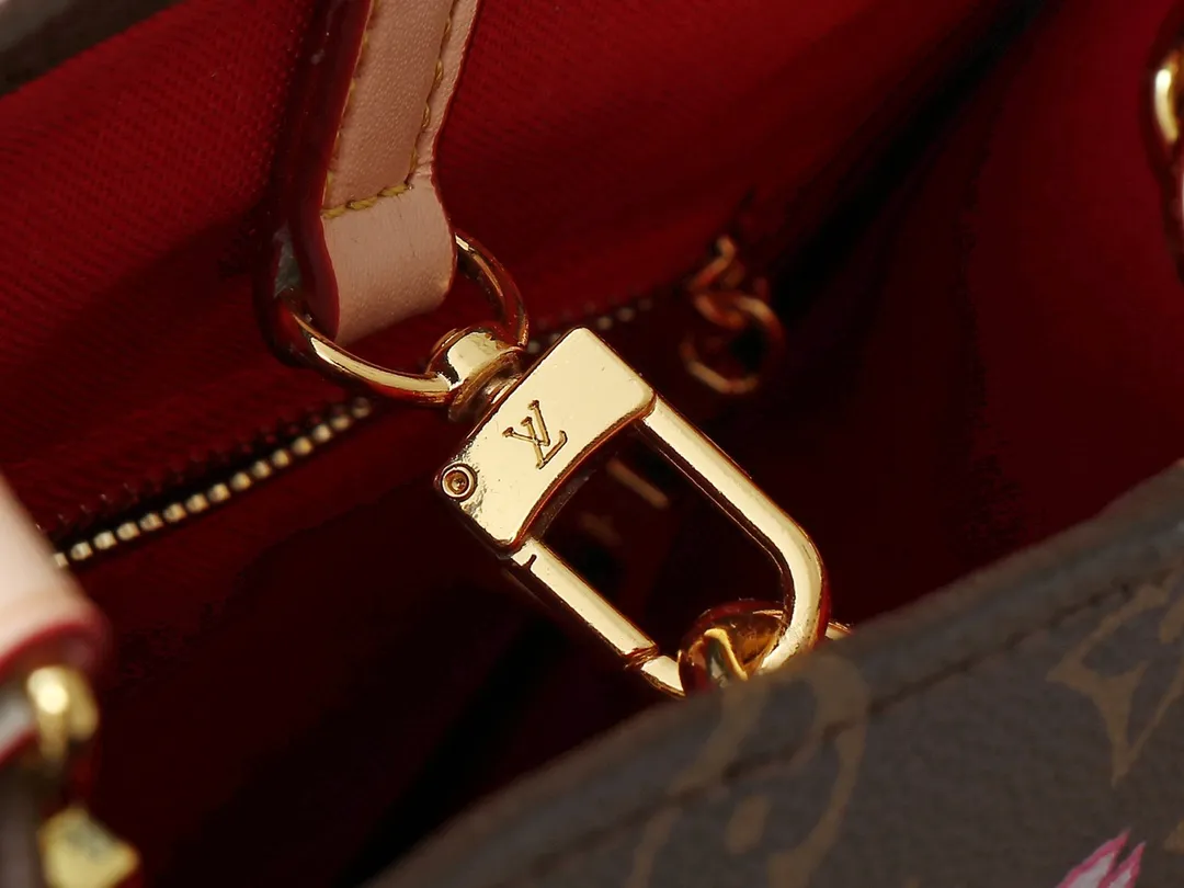 💰260💰Upgraded original M13269 M45659 M46373 M44571 Murakami Takashi co-branded cherry blossom This OnTheGo small handbag is made of Monogram and Monogram Reverse canvas, with Monogram Giant pattern embellished on it. The Toron handle and the jacquard textured shoulder strap decorated with the brand's logo create a visual contrast, and the detachable coin bag is suitable for storing change or small items. It combines fashionable charm with various functions, making it a good daily companion. 25.0 x 19.0 x 11.5 cm (length x height x width)