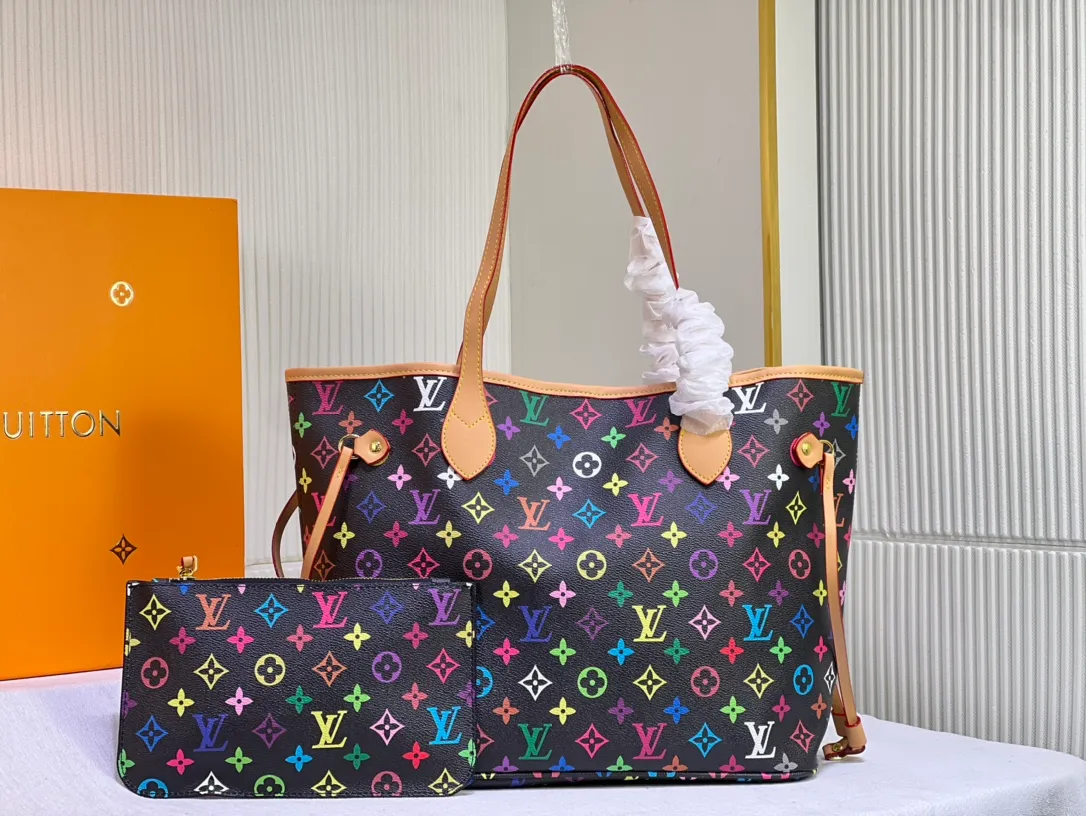 Batch 260💰M40156 M40995 [Latest color printing] Louis Vuitton’s new interpretation of the Neverfull classic handbag, explore the exquisite details inside the bag. Redesigned interior pockets feature fresh fabric linings and vintage details inspired by the Louis Vuitton archives, most notably the detachable zippered clutch, which can be used on its own as a sophisticated clutch or as an additional pocket. Bright lining tones add a more lively feel to Monogram's classic canvas. The most shining bag at night, only 🈶 can make you the brightest star in the night. Size 32×29×17cm