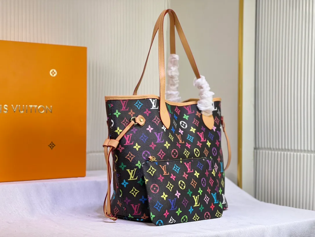 Batch 260💰M40156 M40995 [Latest color printing] Louis Vuitton’s new interpretation of the Neverfull classic handbag, explore the exquisite details inside the bag. Redesigned interior pockets feature fresh fabric linings and vintage details inspired by the Louis Vuitton archives, most notably the detachable zippered clutch, which can be used on its own as a sophisticated clutch or as an additional pocket. Bright lining tones add a more lively feel to Monogram's classic canvas. The most shining bag at night, only 🈶 can make you the brightest star in the night. Size 32×29×17cm