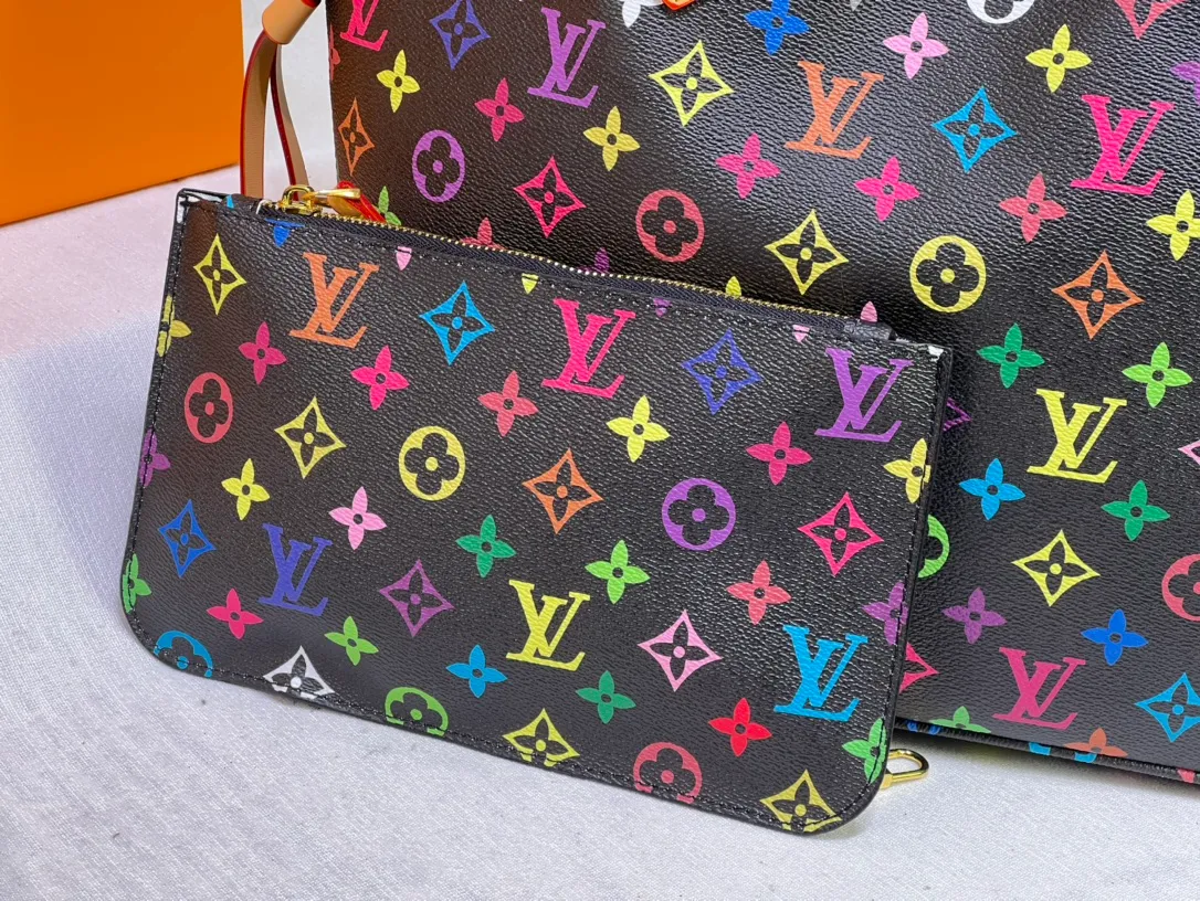 Batch 260💰M40156 M40995 [Latest color printing] Louis Vuitton’s new interpretation of the Neverfull classic handbag, explore the exquisite details inside the bag. Redesigned interior pockets feature fresh fabric linings and vintage details inspired by the Louis Vuitton archives, most notably the detachable zippered clutch, which can be used on its own as a sophisticated clutch or as an additional pocket. Bright lining tones add a more lively feel to Monogram's classic canvas. The most shining bag at night, only 🈶 can make you the brightest star in the night. Size 32×29×17cm
