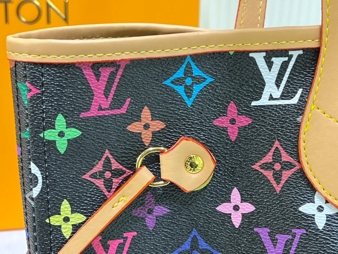 Batch 260💰M40156 M40995 [Latest color printing] Louis Vuitton’s new interpretation of the Neverfull classic handbag, explore the exquisite details inside the bag. Redesigned interior pockets feature fresh fabric linings and vintage details inspired by the Louis Vuitton archives, most notably the detachable zippered clutch, which can be used on its own as a sophisticated clutch or as an additional pocket. Bright lining tones add a more lively feel to Monogram's classic canvas. The most shining bag at night, only 🈶 can make you the brightest star in the night. Size 32×29×17cm