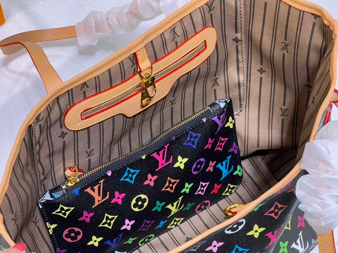 Batch 260💰M40156 M40995 [Latest color printing] Louis Vuitton’s new interpretation of the Neverfull classic handbag, explore the exquisite details inside the bag. Redesigned interior pockets feature fresh fabric linings and vintage details inspired by the Louis Vuitton archives, most notably the detachable zippered clutch, which can be used on its own as a sophisticated clutch or as an additional pocket. Bright lining tones add a more lively feel to Monogram's classic canvas. The most shining bag at night, only 🈶 can make you the brightest star in the night. Size 32×29×17cm