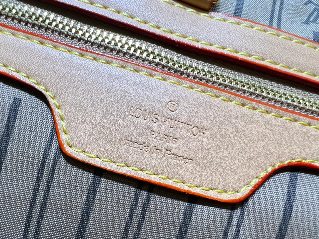 Batch 260💰M40156 M40995 [Latest color printing] Louis Vuitton’s new interpretation of the Neverfull classic handbag, explore the exquisite details inside the bag. Redesigned interior pockets feature fresh fabric linings and vintage details inspired by the Louis Vuitton archives, most notably the detachable zippered clutch, which can be used on its own as a sophisticated clutch or as an additional pocket. Bright lining tones add a more lively feel to Monogram's classic canvas. The most shining bag at night, only 🈶 can make you the brightest star in the night. Size 32×29×17cm