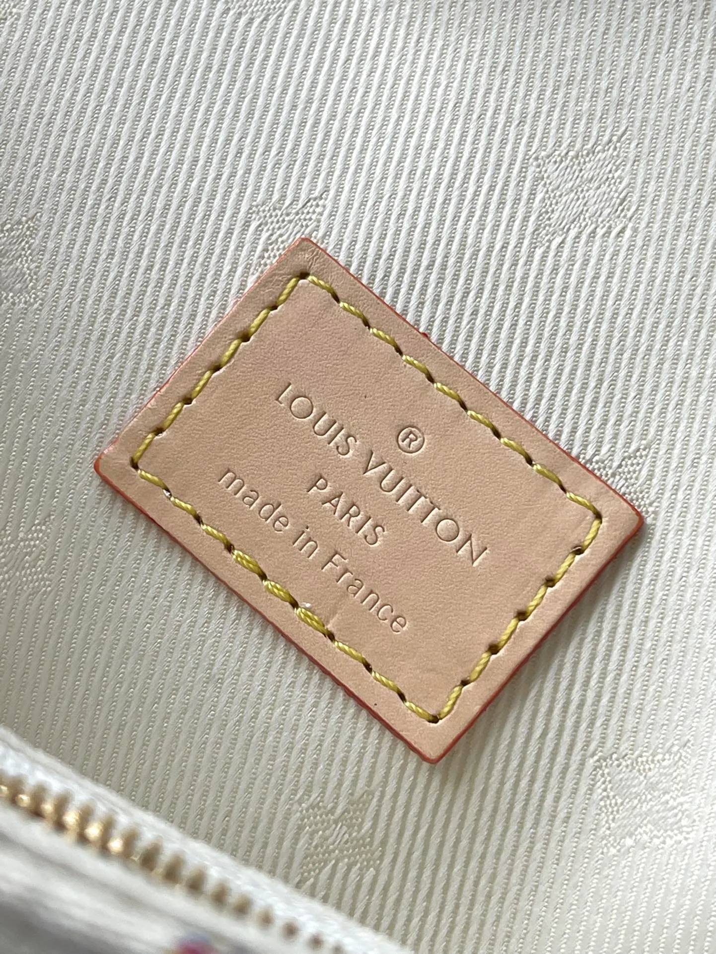 💰900 Top original order M83499 Support counter inspection. The photos taken of duty-free goods are consistent with the product and the packaging is unopened. This product is an exclusive duty-free product in the market and is the highest-end product. Inspection is supported. This product has passed strict inspection and is flawless. Please wear gloves when touching the product. This product is not returnable or exchangeable. Please confirm the product first and then remove the label on the handle. This product is temporarily not open to the public, only regular customers, and is in short supply. Dimensions: 23.5 x 12 x 4.3 cm