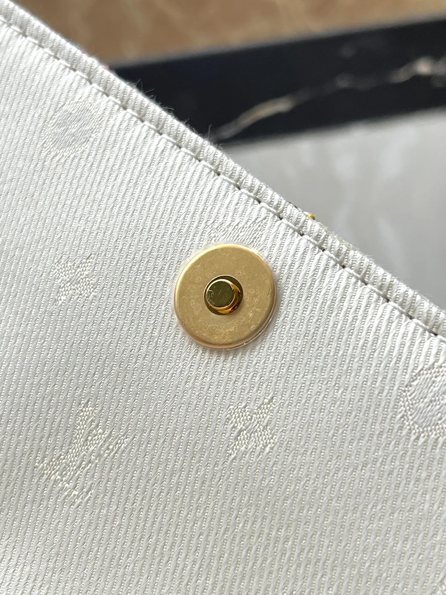 💰900 Top original order M83499 Support counter inspection. The photos taken of duty-free goods are consistent with the product and the packaging is unopened. This product is an exclusive duty-free product in the market and is the highest-end product. Inspection is supported. This product has passed strict inspection and is flawless. Please wear gloves when touching the product. This product is not returnable or exchangeable. Please confirm the product first and then remove the label on the handle. This product is temporarily not open to the public, only regular customers, and is in short supply. Dimensions: 23.5 x 12 x 4.3 cm