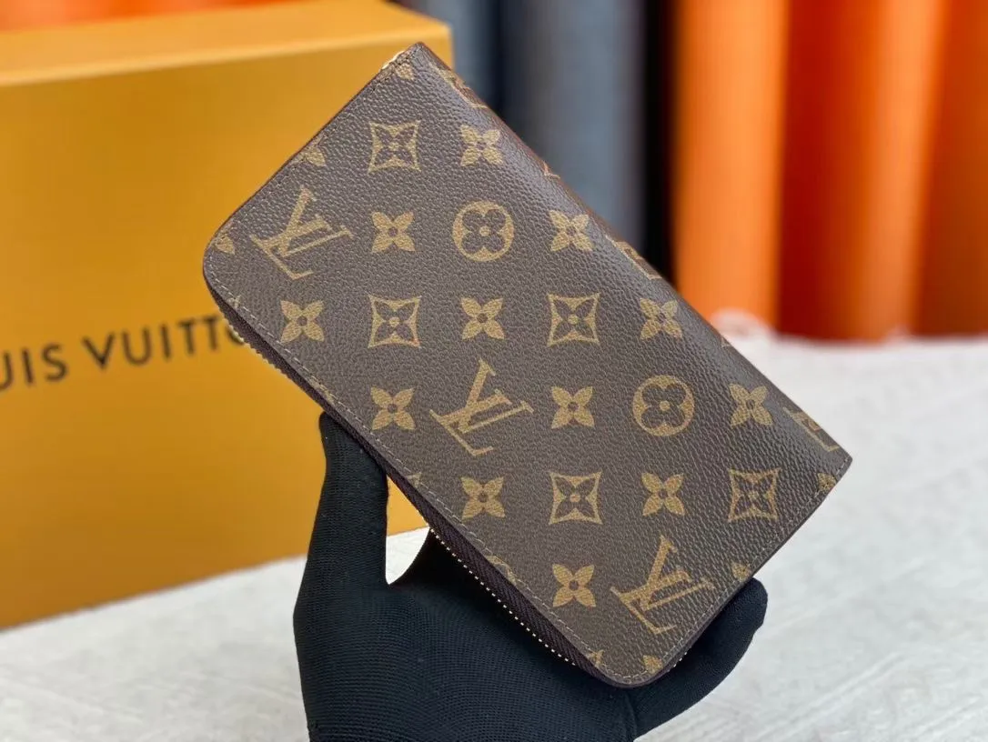 P150💰 M80857M60017 Japan limited wallet "Gibby Wallet", printed with Louis Vuitton's cute mascot "Vivian" illustration on single gram canvas. Brightly colored kites and cute mascots are combined, embellished with tiny single flowers. This is a collectible item that is perfect as a gift for those who love singles. Size: 19x 12.5x 3.0cm, 🎁🎁