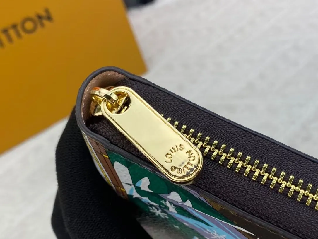 P150💰 M80857M60017 Japan limited wallet "Gibby Wallet", printed with Louis Vuitton's cute mascot "Vivian" illustration on single gram canvas. Brightly colored kites and cute mascots are combined, embellished with tiny single flowers. This is a collectible item that is perfect as a gift for those who love singles. Size: 19x 12.5x 3.0cm, 🎁🎁