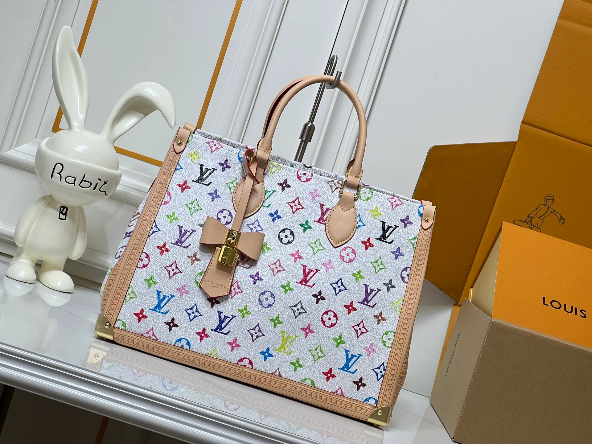 Batch 280💰Upgraded original M13079 Louis Vuitton x Takashi Murakami reissue series interprets the OnTheGo medium handbag in a smart way. The colorful Monogram canvas body, cowhide leather trim and LV x TM key bag highlight the sophisticated style. The shiny corners recall the design of traditional Louis Vuitton luggage, and the shoulder strap and top handle allow for multiple carrying methods. Dimensions: 35.0 x 27.0 x 14.0 cm (length x height x width)