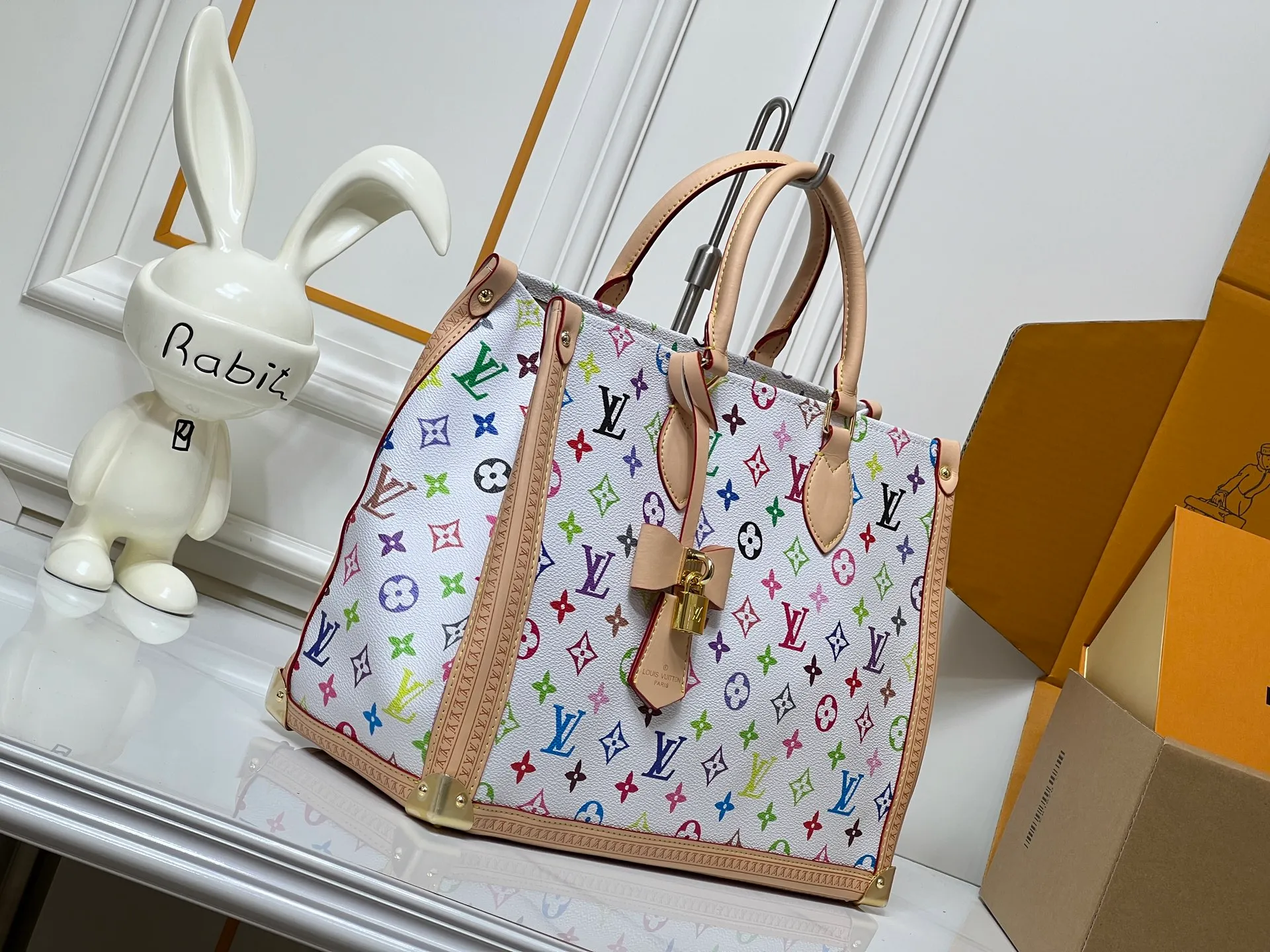 Batch 280💰Upgraded original M13079 Louis Vuitton x Takashi Murakami reissue series interprets the OnTheGo medium handbag in a smart way. The colorful Monogram canvas body, cowhide leather trim and LV x TM key bag highlight the sophisticated style. The shiny corners recall the design of traditional Louis Vuitton luggage, and the shoulder strap and top handle allow for multiple carrying methods. Dimensions: 35.0 x 27.0 x 14.0 cm (length x height x width)