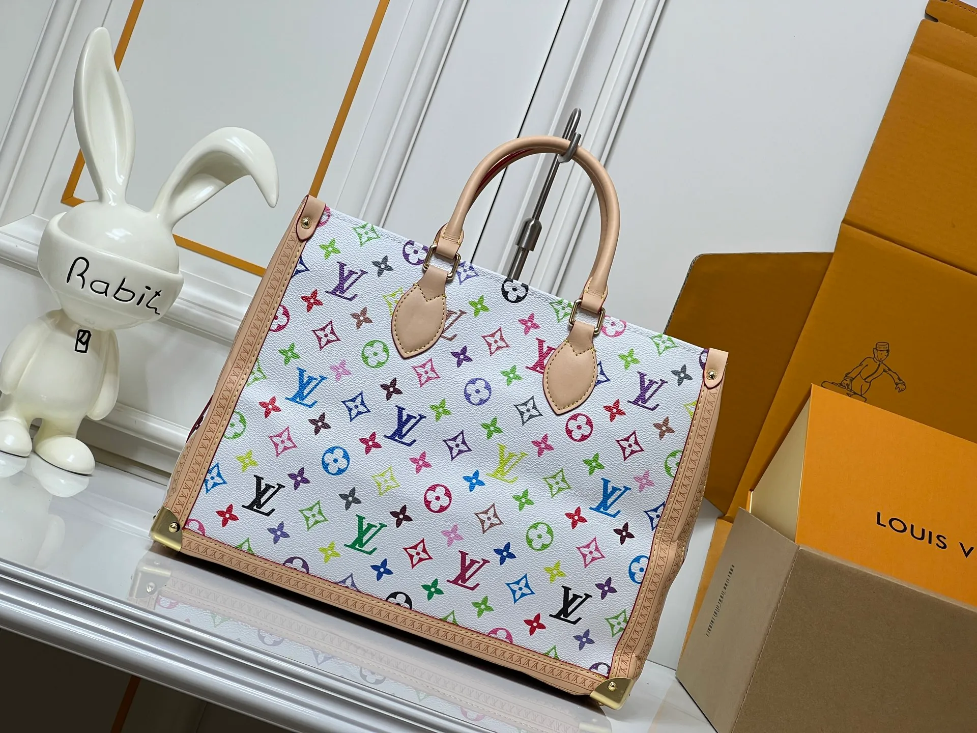 Batch 280💰Upgraded original M13079 Louis Vuitton x Takashi Murakami reissue series interprets the OnTheGo medium handbag in a smart way. The colorful Monogram canvas body, cowhide leather trim and LV x TM key bag highlight the sophisticated style. The shiny corners recall the design of traditional Louis Vuitton luggage, and the shoulder strap and top handle allow for multiple carrying methods. Dimensions: 35.0 x 27.0 x 14.0 cm (length x height x width)