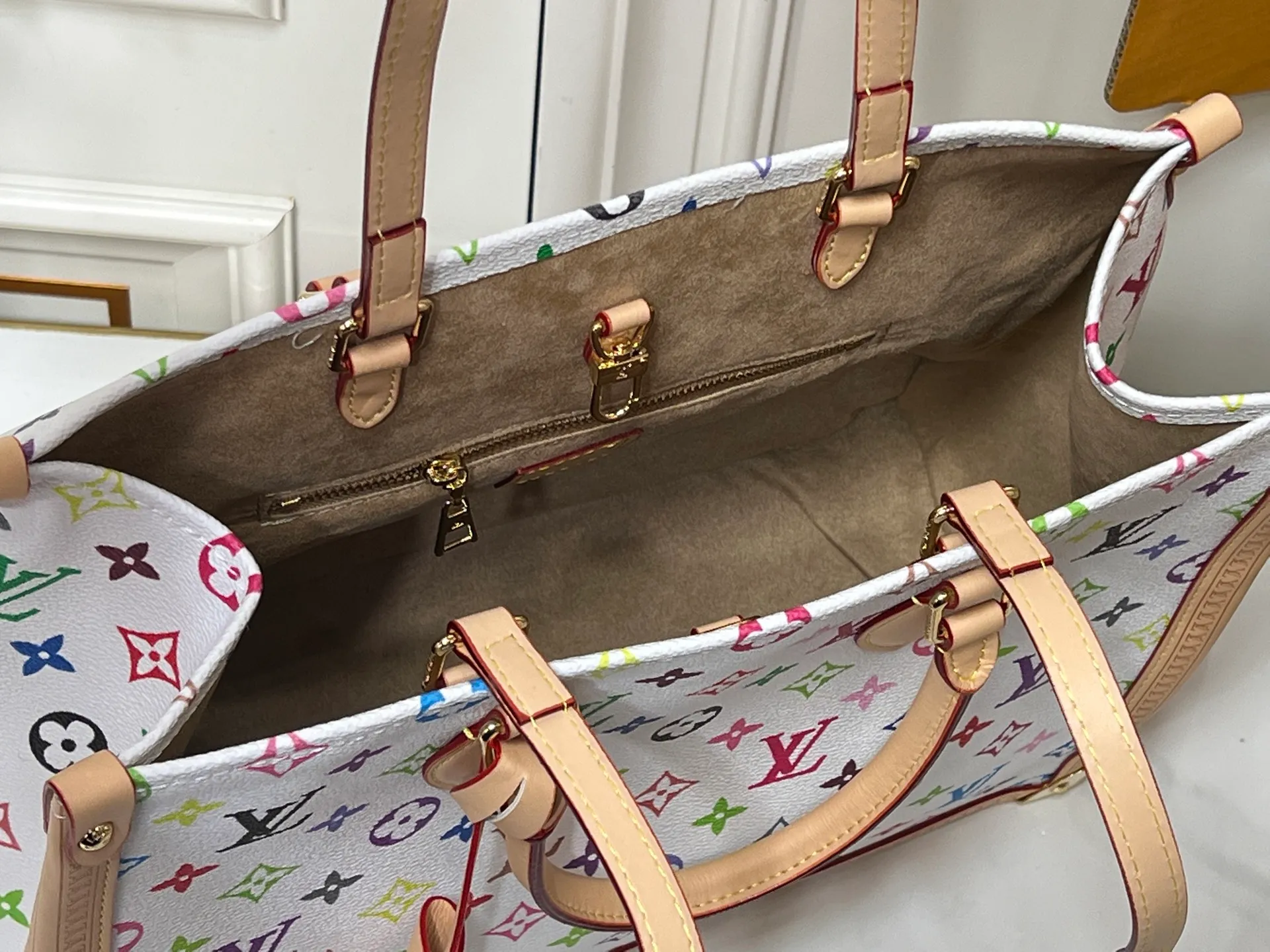 Batch 280💰Upgraded original M13079 Louis Vuitton x Takashi Murakami reissue series interprets the OnTheGo medium handbag in a smart way. The colorful Monogram canvas body, cowhide leather trim and LV x TM key bag highlight the sophisticated style. The shiny corners recall the design of traditional Louis Vuitton luggage, and the shoulder strap and top handle allow for multiple carrying methods. Dimensions: 35.0 x 27.0 x 14.0 cm (length x height x width)
