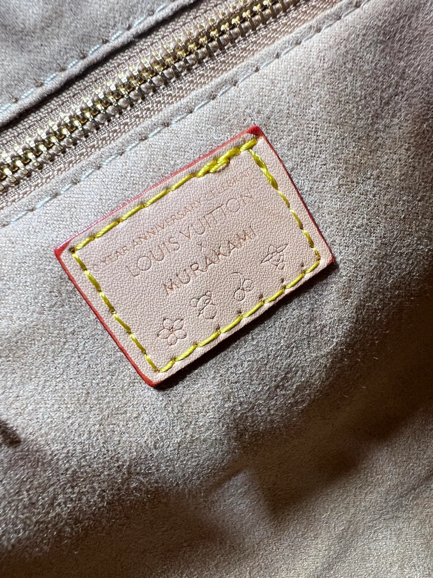 Batch 280💰Upgraded original M13079 Louis Vuitton x Takashi Murakami reissue series interprets the OnTheGo medium handbag in a smart way. The colorful Monogram canvas body, cowhide leather trim and LV x TM key bag highlight the sophisticated style. The shiny corners recall the design of traditional Louis Vuitton luggage, and the shoulder strap and top handle allow for multiple carrying methods. Dimensions: 35.0 x 27.0 x 14.0 cm (length x height x width)