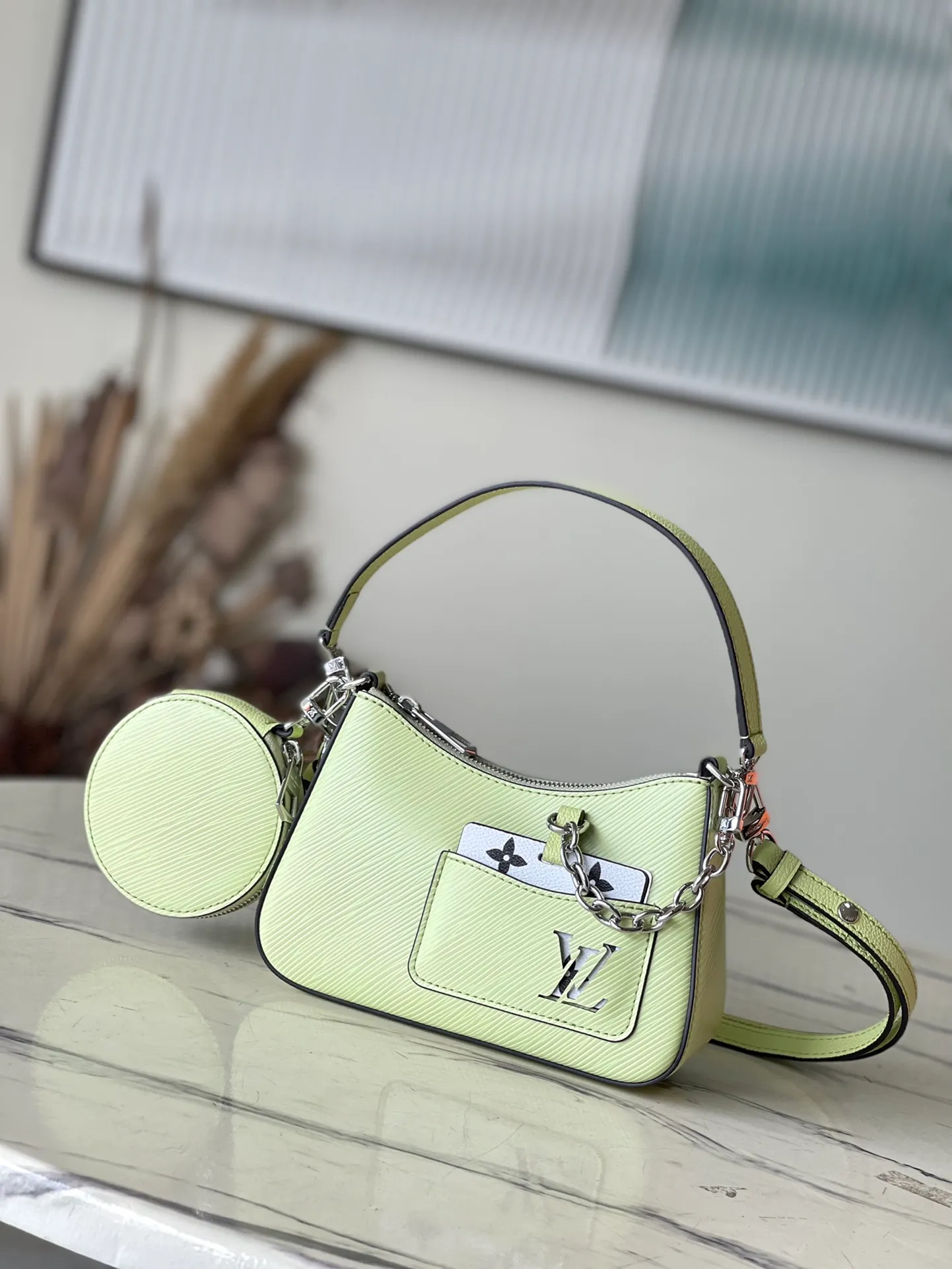 💰1300 (top layer leather) top original order M20998 apple green Marellini handbag uses the iconic Epi leather, integrating the smart elements of the Marelle handbag into a more compact configuration. The round coin purse can be removed at will and fixed to the bag's mirror-studded front patch pocket via a chain. Dimensions: 19×13.5×6.5 cm