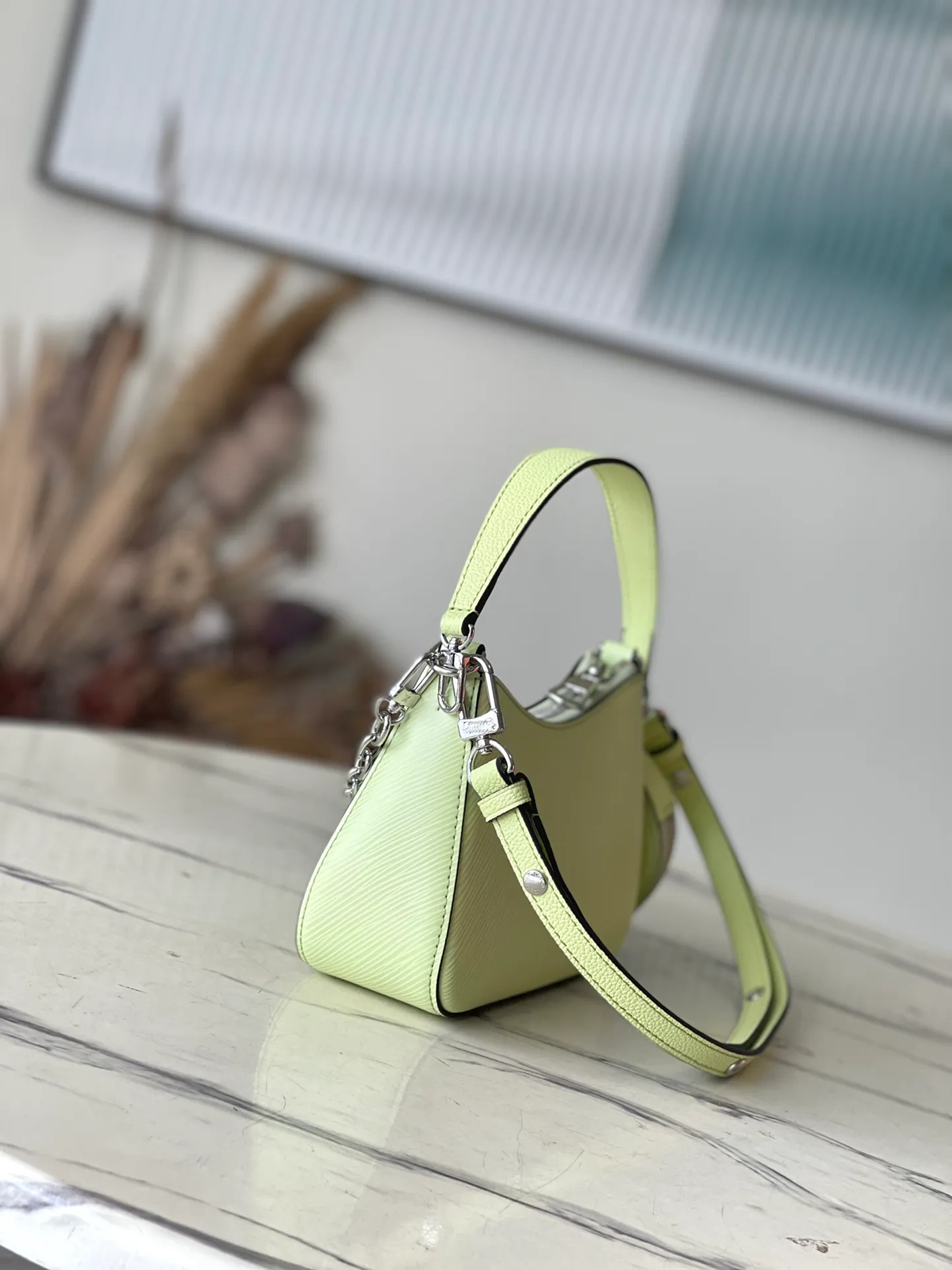 💰1300 (top layer leather) top original order M20998 apple green Marellini handbag uses the iconic Epi leather, integrating the smart elements of the Marelle handbag into a more compact configuration. The round coin purse can be removed at will and fixed to the bag's mirror-studded front patch pocket via a chain. Dimensions: 19×13.5×6.5 cm