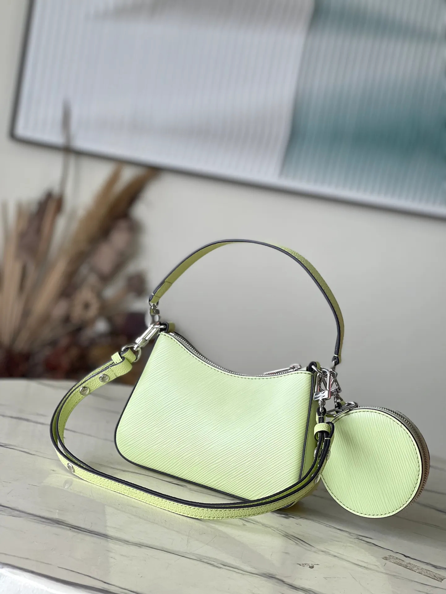 💰1300 (top layer leather) top original order M20998 apple green Marellini handbag uses the iconic Epi leather, integrating the smart elements of the Marelle handbag into a more compact configuration. The round coin purse can be removed at will and fixed to the bag's mirror-studded front patch pocket via a chain. Dimensions: 19×13.5×6.5 cm