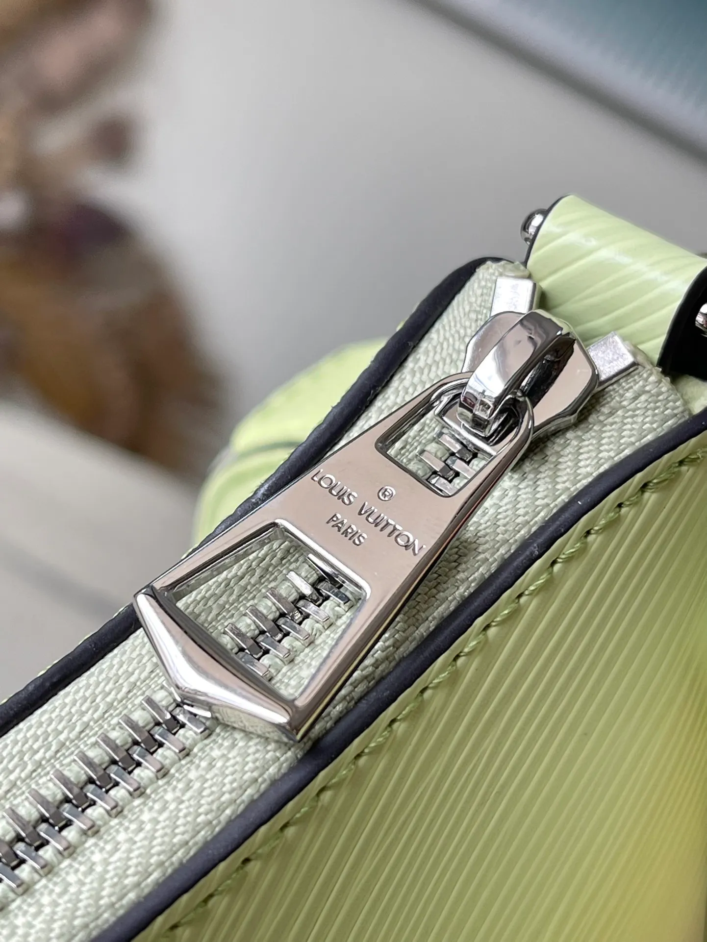 💰1300 (top layer leather) top original order M20998 apple green Marellini handbag uses the iconic Epi leather, integrating the smart elements of the Marelle handbag into a more compact configuration. The round coin purse can be removed at will and fixed to the bag's mirror-studded front patch pocket via a chain. Dimensions: 19×13.5×6.5 cm