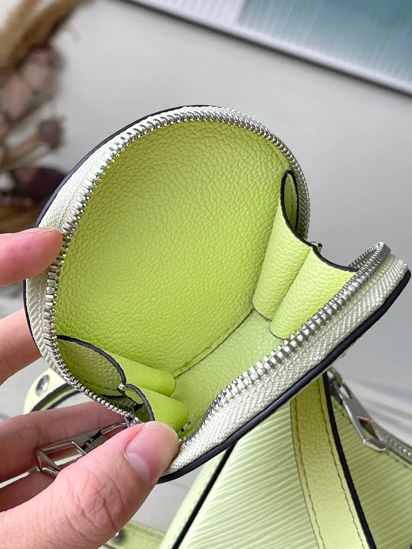 💰1300 (top layer leather) top original order M20998 apple green Marellini handbag uses the iconic Epi leather, integrating the smart elements of the Marelle handbag into a more compact configuration. The round coin purse can be removed at will and fixed to the bag's mirror-studded front patch pocket via a chain. Dimensions: 19×13.5×6.5 cm