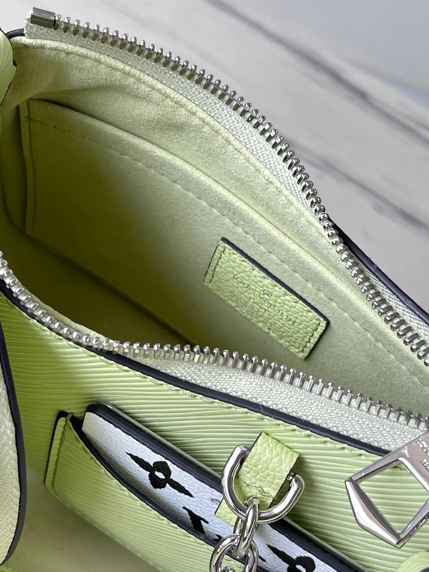 💰1300 (top layer leather) top original order M20998 apple green Marellini handbag uses the iconic Epi leather, integrating the smart elements of the Marelle handbag into a more compact configuration. The round coin purse can be removed at will and fixed to the bag's mirror-studded front patch pocket via a chain. Dimensions: 19×13.5×6.5 cm