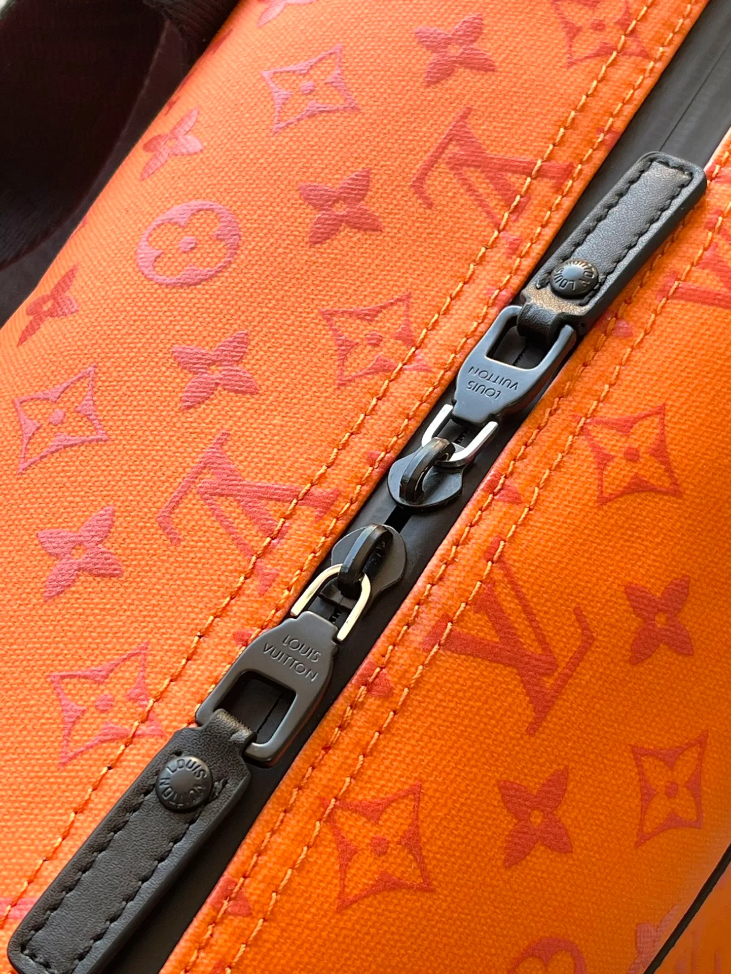 💰1480 Top Original Order M12724 This Keepall Sport travel bag is made of Monogram Storm coated canvas dip-dyed in eye-catching colors, with detachable shoulder straps and side straps to strengthen the structure, highlighting the dynamic style while achieving a comfortable carrying experience. Waterproof zippers keep items wet, and it's complemented by a fabric lining and zipped interior pocket. Dimensions: 55 × 31 × 25 cm