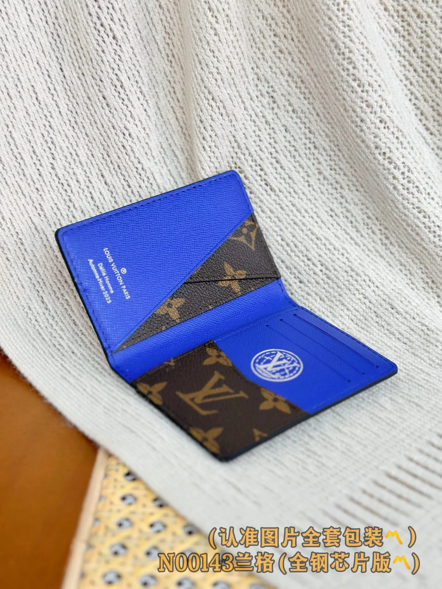 💰560 [Authentic grade] [Special grade MB all steel high elastic fabric] N00143 Lange pocket wallet color grid (〽️A grade all steel〽️) personalized customization! 163 transcoding chip, this wallet is made of LVers Damier denim, Pharrell Williams' creative use of large-size plaid. One of the squares is embellished with the 'Marque Louis Vuitton Déposé' logo. The denim material gives this short wallet a unique touch, while the retro design of the plaid pattern lends a traditional feel.  11.1 x 1 x 7.5 cm (height x width x length)
