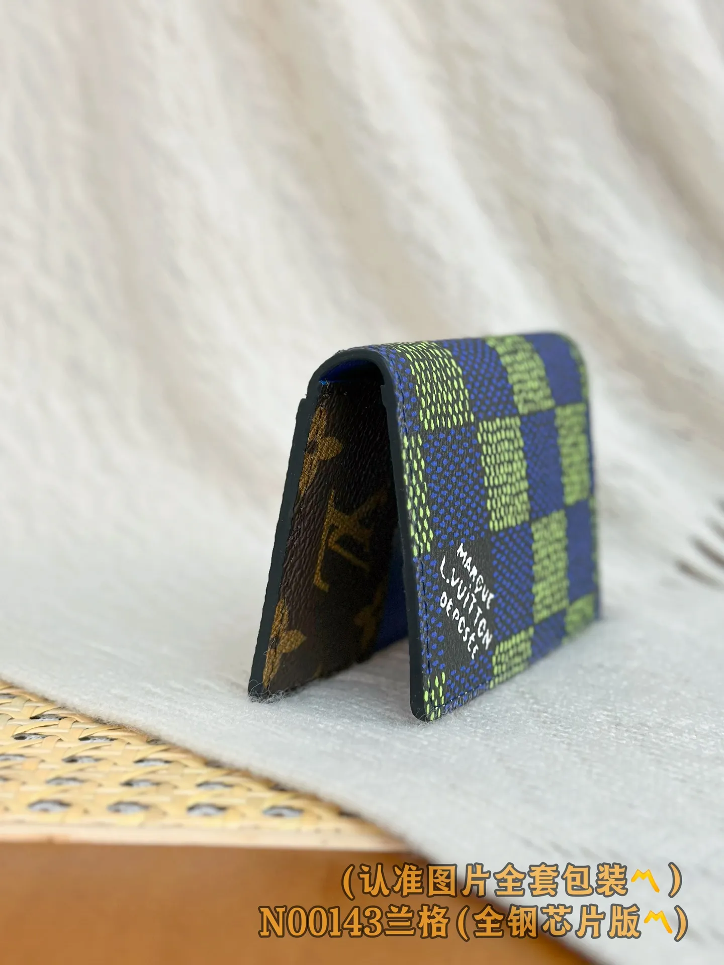 💰560 [Authentic grade] [Special grade MB all steel high elastic fabric] N00143 Lange pocket wallet color grid (〽️A grade all steel〽️) personalized customization! 163 transcoding chip, this wallet is made of LVers Damier denim, Pharrell Williams' creative use of large-size plaid. One of the squares is embellished with the 'Marque Louis Vuitton Déposé' logo. The denim material gives this short wallet a unique touch, while the retro design of the plaid pattern lends a traditional feel.  11.1 x 1 x 7.5 cm (height x width x length)