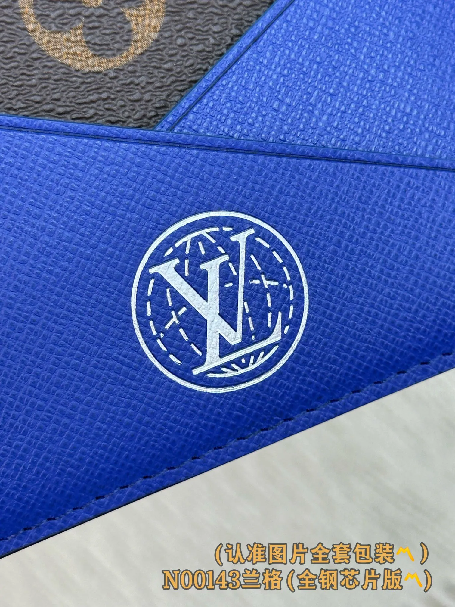💰560 [Authentic grade] [Special grade MB all steel high elastic fabric] N00143 Lange pocket wallet color grid (〽️A grade all steel〽️) personalized customization! 163 transcoding chip, this wallet is made of LVers Damier denim, Pharrell Williams' creative use of large-size plaid. One of the squares is embellished with the 'Marque Louis Vuitton Déposé' logo. The denim material gives this short wallet a unique touch, while the retro design of the plaid pattern lends a traditional feel.  11.1 x 1 x 7.5 cm (height x width x length)