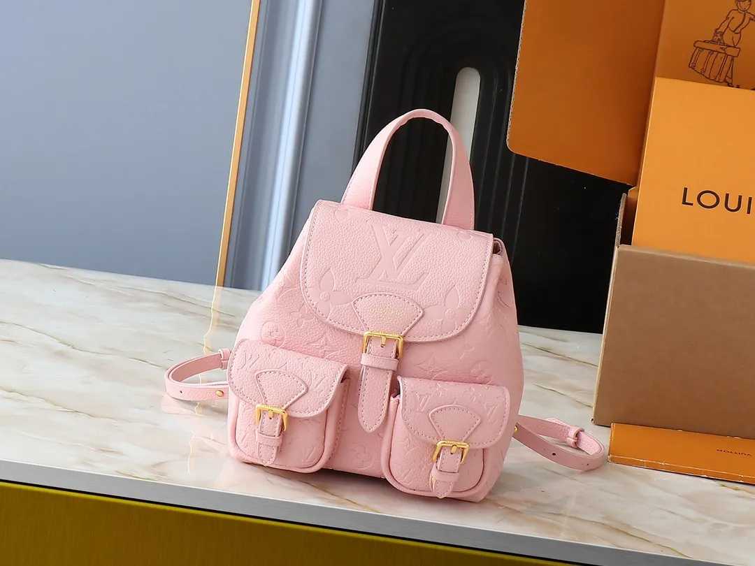 💰260💰Upgraded from the original M12987 M47074 M47072 M47106 This Backup backpack reinterprets the fresh tones of the LV Milky Way series with soft touches, using Monogram Empreinte leather with elegant metal hardware. Multiple pockets designed to easily store large wallets and travel essentials. Dimensions: 20.0 x 22.0 x 14.0 cm (length x height x width)