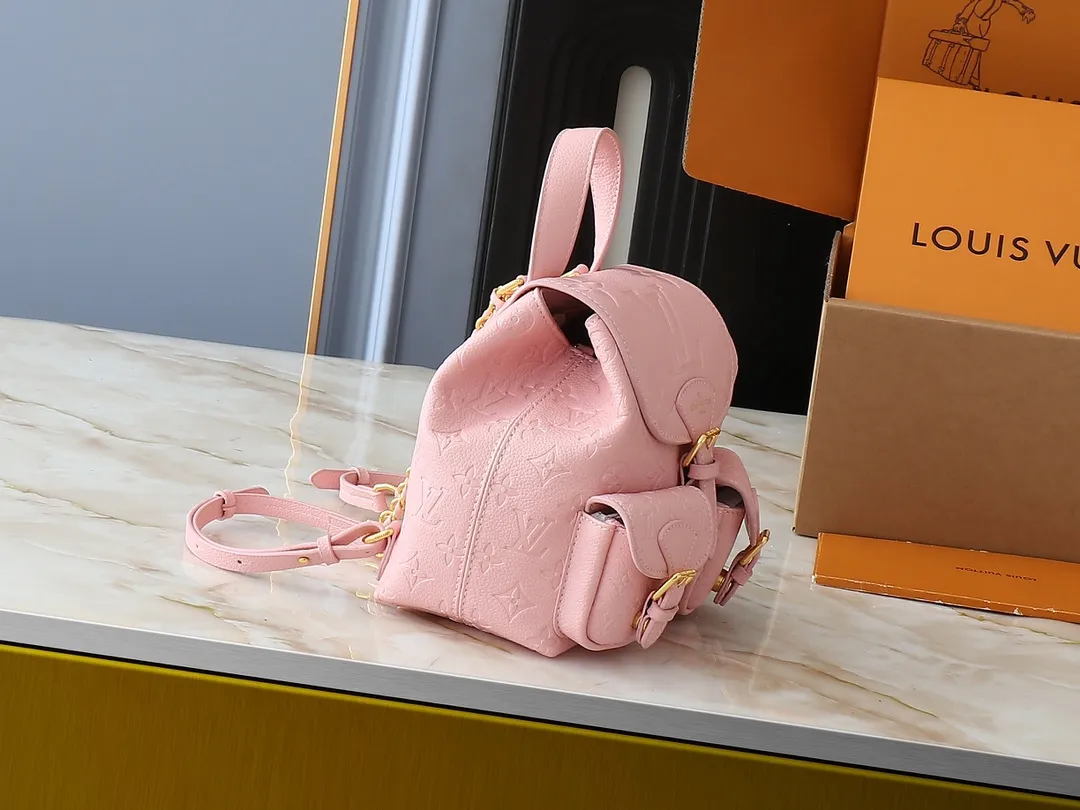 💰260💰Upgraded from the original M12987 M47074 M47072 M47106 This Backup backpack reinterprets the fresh tones of the LV Milky Way series with soft touches, using Monogram Empreinte leather with elegant metal hardware. Multiple pockets designed to easily store large wallets and travel essentials. Dimensions: 20.0 x 22.0 x 14.0 cm (length x height x width)