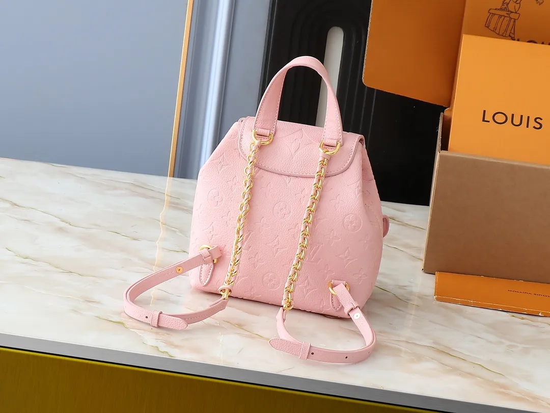 💰260💰Upgraded from the original M12987 M47074 M47072 M47106 This Backup backpack reinterprets the fresh tones of the LV Milky Way series with soft touches, using Monogram Empreinte leather with elegant metal hardware. Multiple pockets designed to easily store large wallets and travel essentials. Dimensions: 20.0 x 22.0 x 14.0 cm (length x height x width)