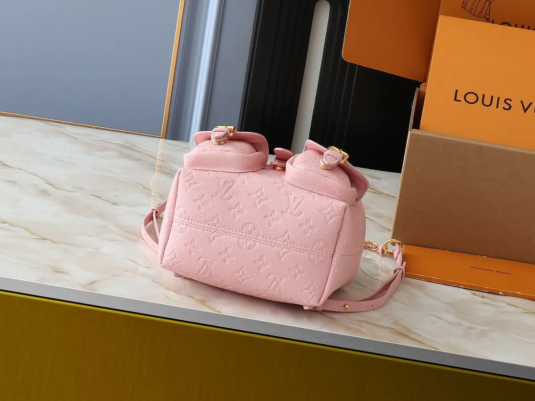 💰260💰Upgraded from the original M12987 M47074 M47072 M47106 This Backup backpack reinterprets the fresh tones of the LV Milky Way series with soft touches, using Monogram Empreinte leather with elegant metal hardware. Multiple pockets designed to easily store large wallets and travel essentials. Dimensions: 20.0 x 22.0 x 14.0 cm (length x height x width)