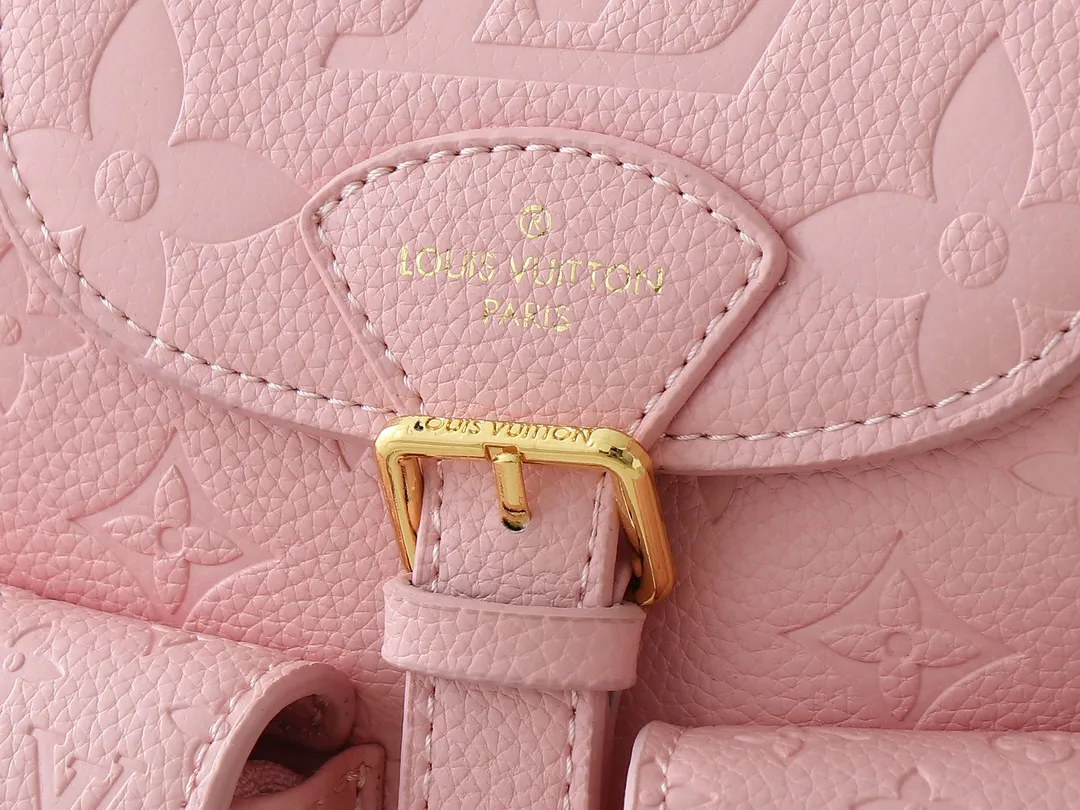 💰260💰Upgraded from the original M12987 M47074 M47072 M47106 This Backup backpack reinterprets the fresh tones of the LV Milky Way series with soft touches, using Monogram Empreinte leather with elegant metal hardware. Multiple pockets designed to easily store large wallets and travel essentials. Dimensions: 20.0 x 22.0 x 14.0 cm (length x height x width)