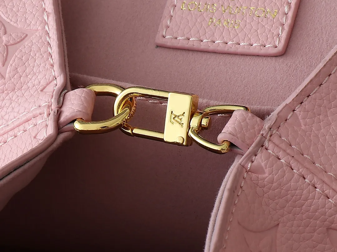 💰260💰Upgraded from the original M12987 M47074 M47072 M47106 This Backup backpack reinterprets the fresh tones of the LV Milky Way series with soft touches, using Monogram Empreinte leather with elegant metal hardware. Multiple pockets designed to easily store large wallets and travel essentials. Dimensions: 20.0 x 22.0 x 14.0 cm (length x height x width)