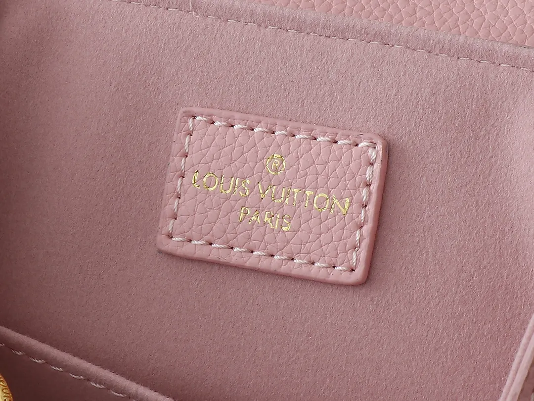 💰260💰Upgraded from the original M12987 M47074 M47072 M47106 This Backup backpack reinterprets the fresh tones of the LV Milky Way series with soft touches, using Monogram Empreinte leather with elegant metal hardware. Multiple pockets designed to easily store large wallets and travel essentials. Dimensions: 20.0 x 22.0 x 14.0 cm (length x height x width)