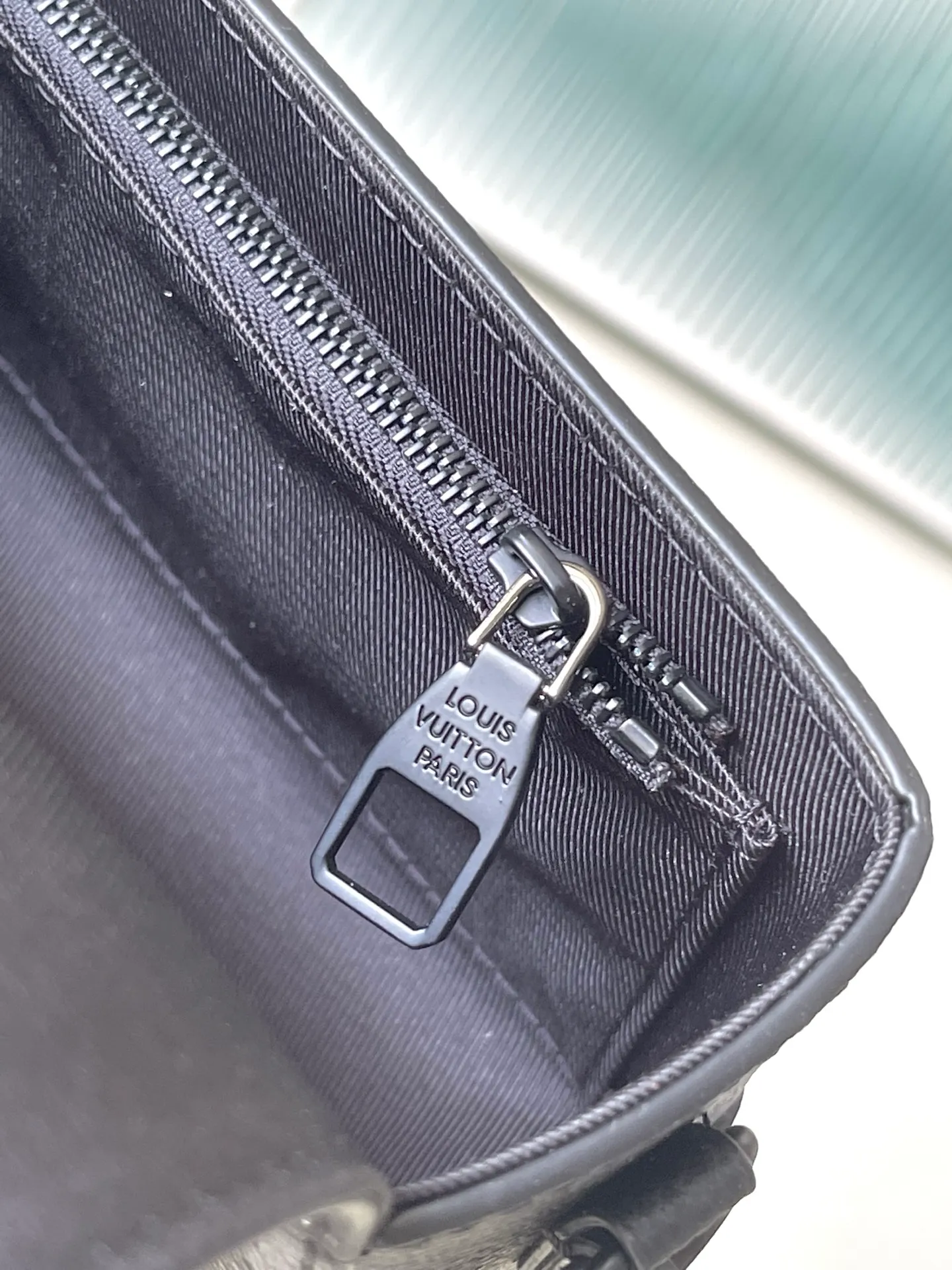 💰980 Top Original Order M14923 This Steamer mini handbag is made of Damoflage Black coated canvas to reflect Pharrell Williams' elegant and elegant design. Pixelated Damier Graphite pattern creates a modern look. The square lock buckle connects to the delicate bead chain, and the adjustable shoulder strap allows for shoulder or cross-body wear. Dimensions: 18 × 11 × 6.5 cm