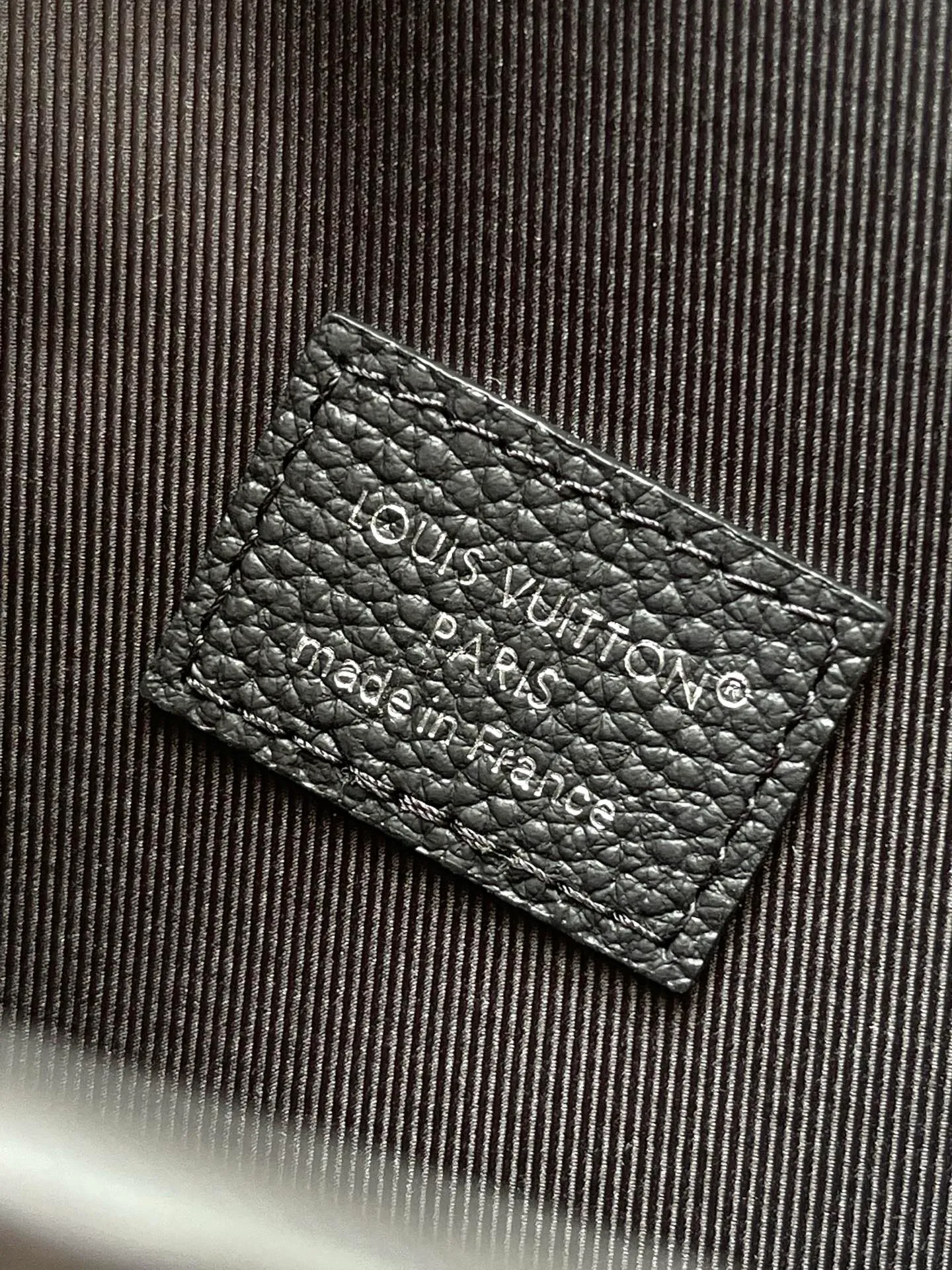 💰980 Top Original Order M14923 This Steamer mini handbag is made of Damoflage Black coated canvas to reflect Pharrell Williams' elegant and elegant design. Pixelated Damier Graphite pattern creates a modern look. The square lock buckle connects to the delicate bead chain, and the adjustable shoulder strap allows for shoulder or cross-body wear. Dimensions: 18 × 11 × 6.5 cm