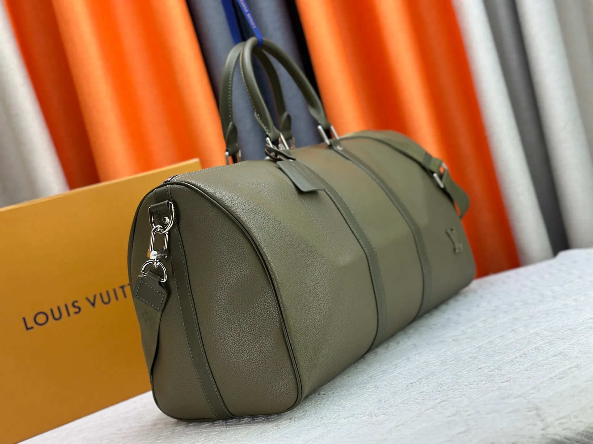 P340 M57088 M21536 Upgraded original version This keepall bandouliere 50 travel bag is made of monogram shadow leather with full monogram embossing and matte metal parts to achieve a minimalist design. The cabin luggage size is suitable for short trips. The keepall soft travel bag series was born in the 1930s and is as classic and elegant as ever. Dimensions: 50x 29 x 23 cm