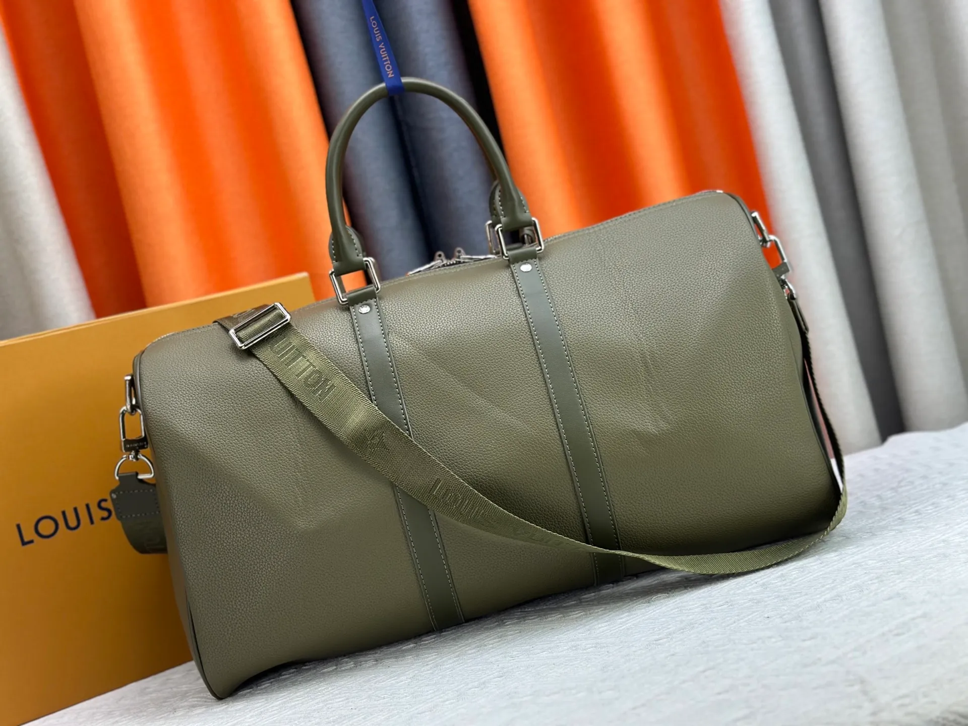 P340 M57088 M21536 Upgraded original version This keepall bandouliere 50 travel bag is made of monogram shadow leather with full monogram embossing and matte metal parts to achieve a minimalist design. The cabin luggage size is suitable for short trips. The keepall soft travel bag series was born in the 1930s and is as classic and elegant as ever. Dimensions: 50x 29 x 23 cm