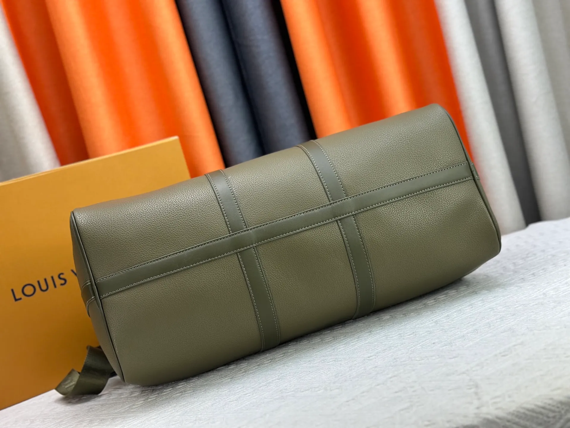 P340 M57088 M21536 Upgraded original version This keepall bandouliere 50 travel bag is made of monogram shadow leather with full monogram embossing and matte metal parts to achieve a minimalist design. The cabin luggage size is suitable for short trips. The keepall soft travel bag series was born in the 1930s and is as classic and elegant as ever. Dimensions: 50x 29 x 23 cm