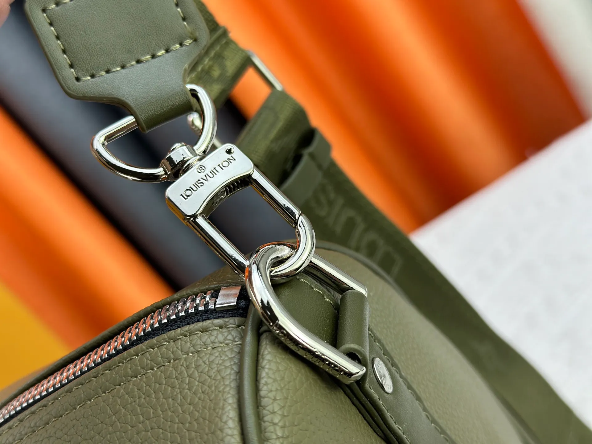 P340 M57088 M21536 Upgraded original version This keepall bandouliere 50 travel bag is made of monogram shadow leather with full monogram embossing and matte metal parts to achieve a minimalist design. The cabin luggage size is suitable for short trips. The keepall soft travel bag series was born in the 1930s and is as classic and elegant as ever. Dimensions: 50x 29 x 23 cm