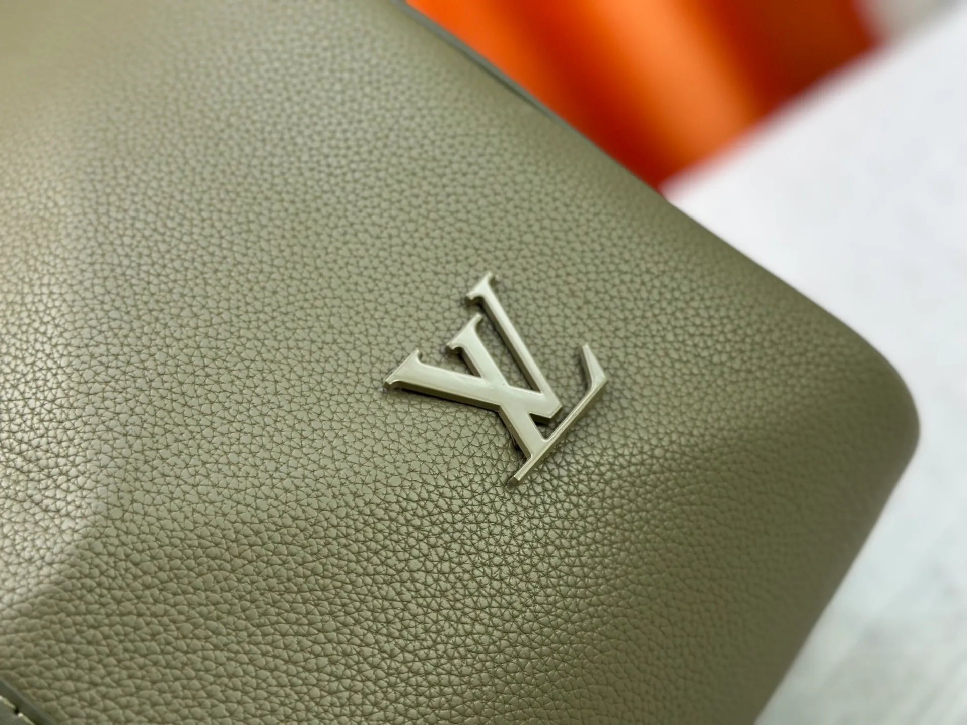 P340 M57088 M21536 Upgraded original version This keepall bandouliere 50 travel bag is made of monogram shadow leather with full monogram embossing and matte metal parts to achieve a minimalist design. The cabin luggage size is suitable for short trips. The keepall soft travel bag series was born in the 1930s and is as classic and elegant as ever. Dimensions: 50x 29 x 23 cm