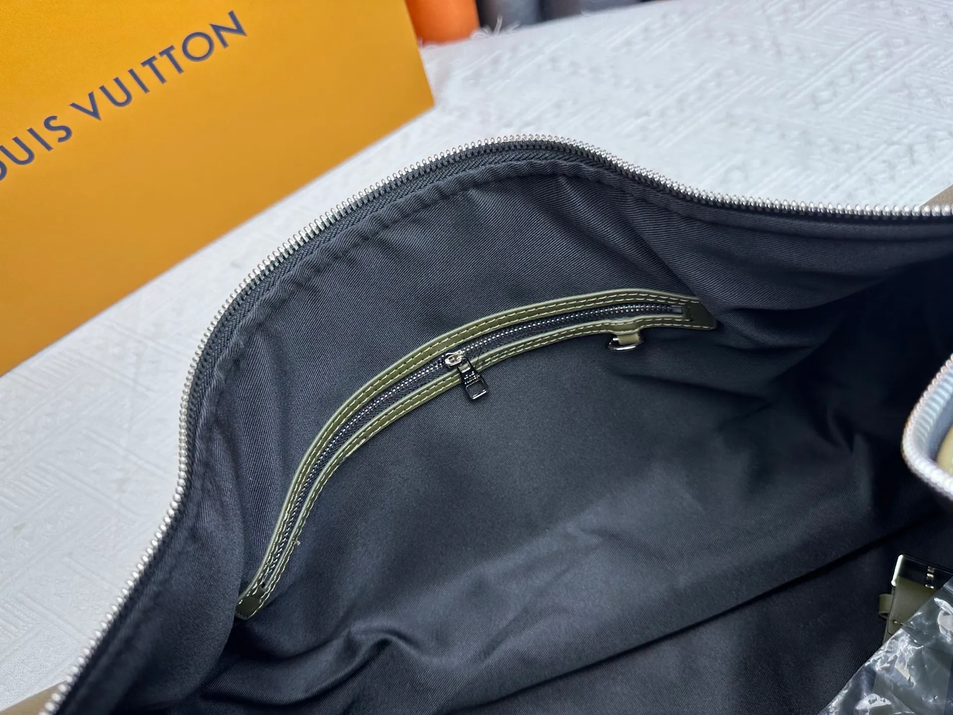 P340 M57088 M21536 Upgraded original version This keepall bandouliere 50 travel bag is made of monogram shadow leather with full monogram embossing and matte metal parts to achieve a minimalist design. The cabin luggage size is suitable for short trips. The keepall soft travel bag series was born in the 1930s and is as classic and elegant as ever. Dimensions: 50x 29 x 23 cm
