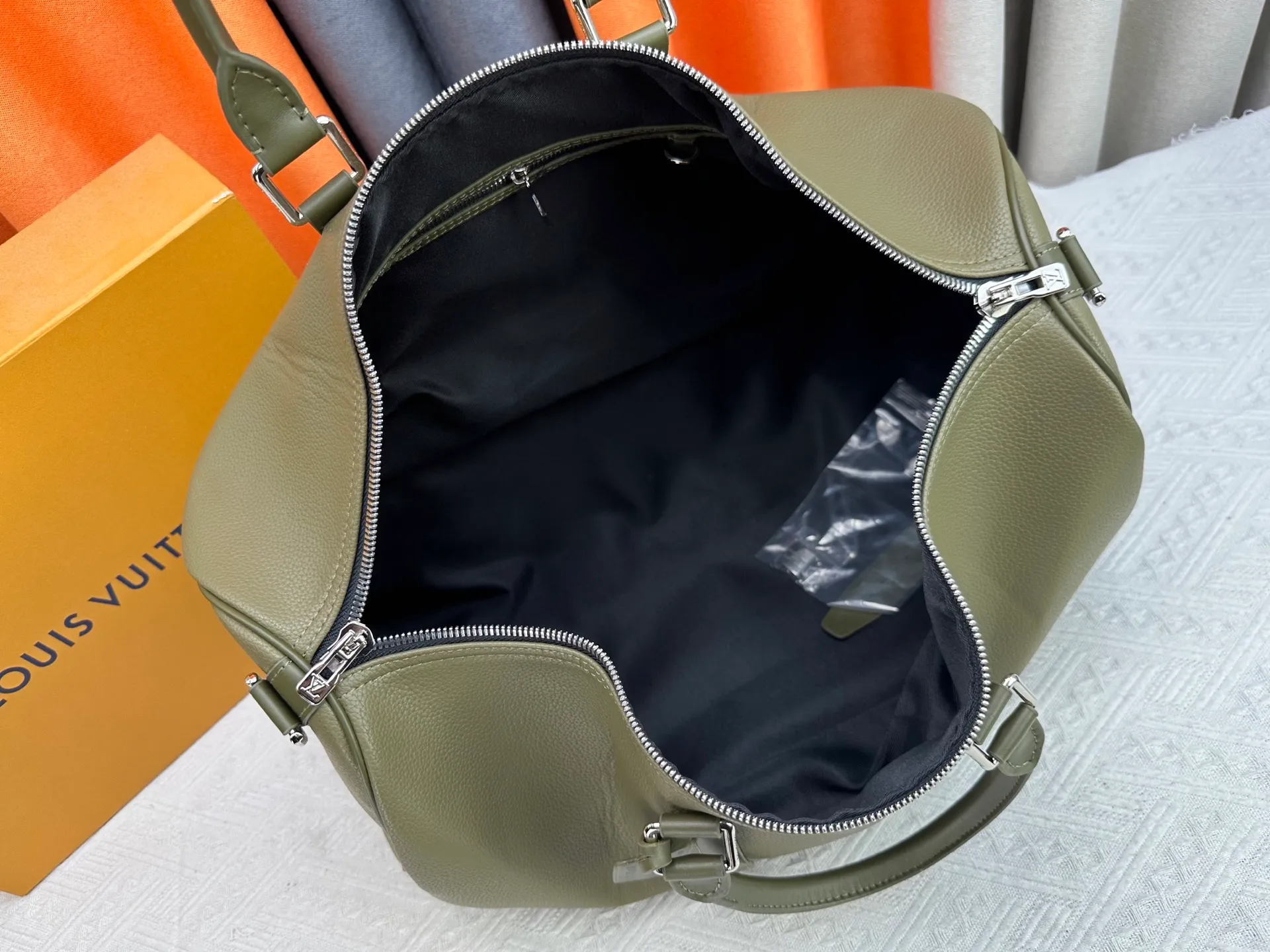 P340 M57088 M21536 Upgraded original version This keepall bandouliere 50 travel bag is made of monogram shadow leather with full monogram embossing and matte metal parts to achieve a minimalist design. The cabin luggage size is suitable for short trips. The keepall soft travel bag series was born in the 1930s and is as classic and elegant as ever. Dimensions: 50x 29 x 23 cm