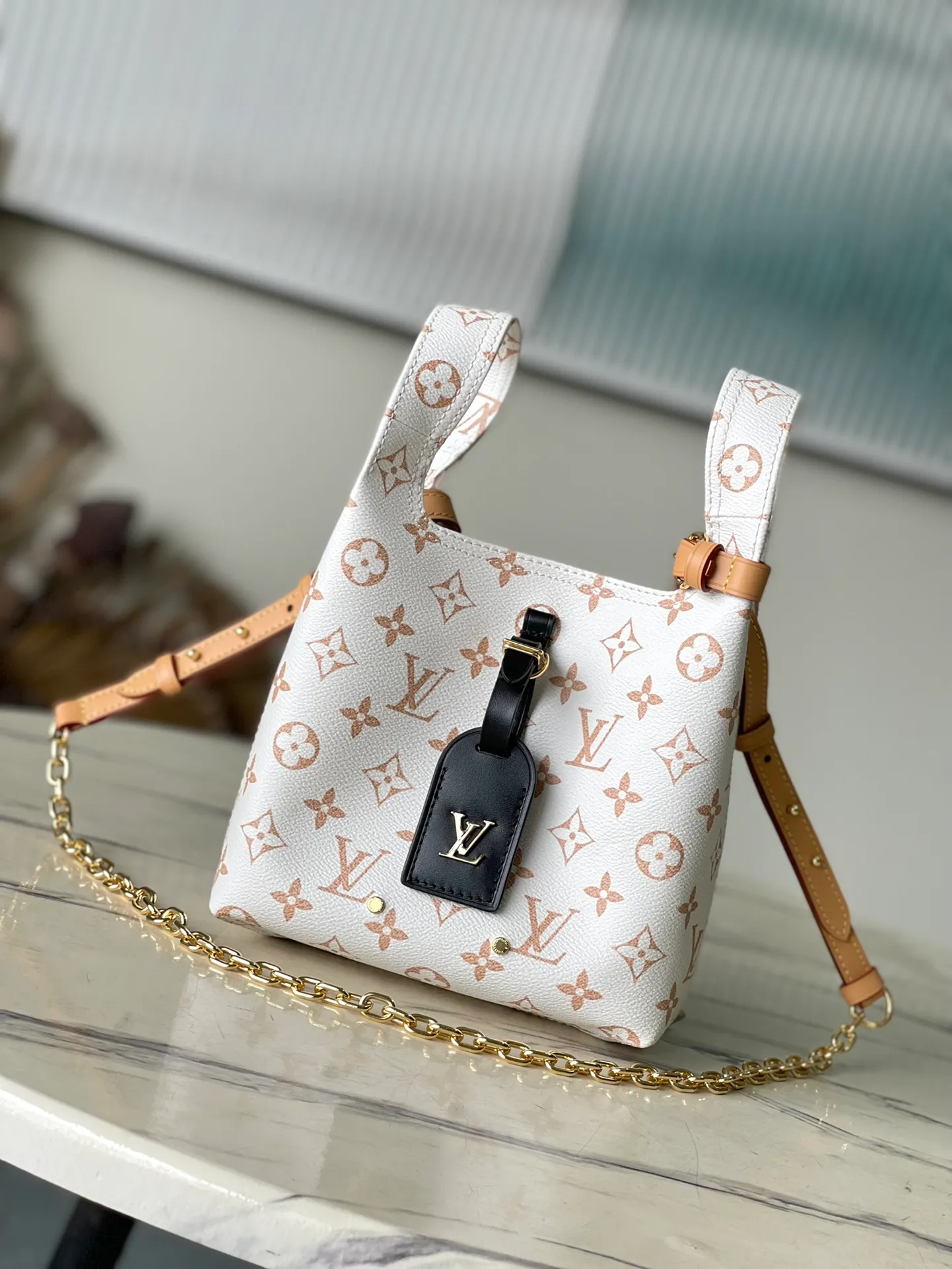 💰920 (steel chain) top original order M24408 Lvjia China limited ATLANTIS vegetable basket cross-body armpit 2023 catwalk version of the new limited edition vegetable basket, with a strong image of soft shape, sharp edges and strong sense combined with the shape of the basket, the monogram presbyopia interpretation is particularly distinctive in the complicated bag world. The concave shape is beautiful! Dimensions: 17x17x17 cm