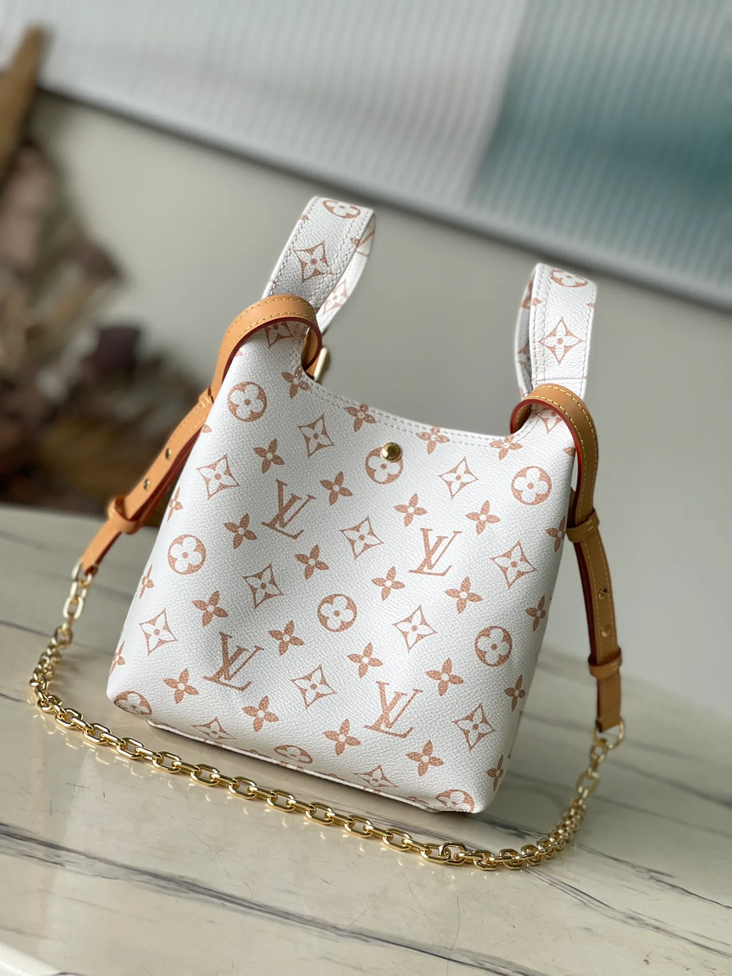 💰920 (steel chain) top original order M24408 Lvjia China limited ATLANTIS vegetable basket cross-body armpit 2023 catwalk version of the new limited edition vegetable basket, with a strong image of soft shape, sharp edges and strong sense combined with the shape of the basket, the monogram presbyopia interpretation is particularly distinctive in the complicated bag world. The concave shape is beautiful! Dimensions: 17x17x17 cm