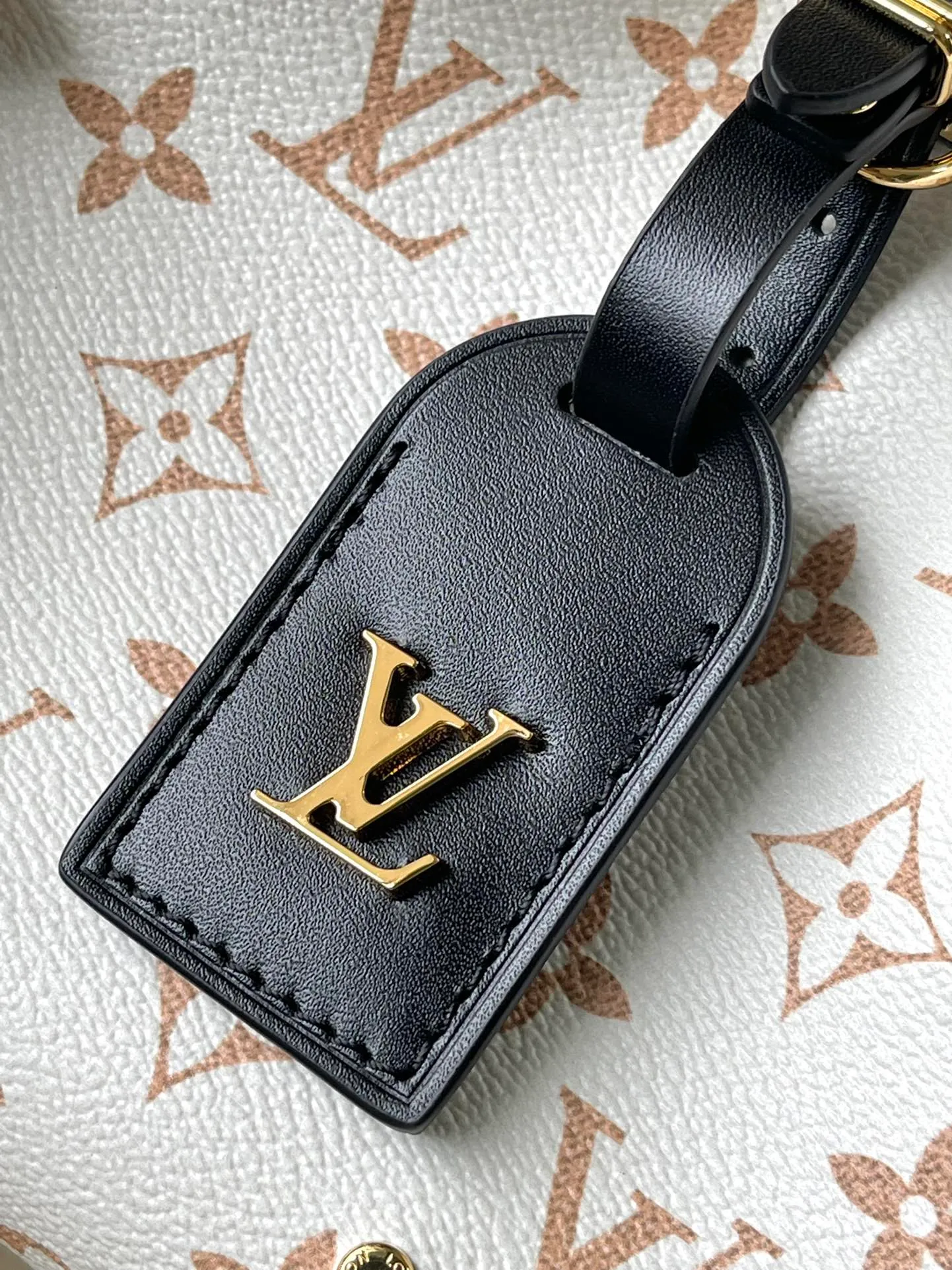 💰920 (steel chain) top original order M24408 Lvjia China limited ATLANTIS vegetable basket cross-body armpit 2023 catwalk version of the new limited edition vegetable basket, with a strong image of soft shape, sharp edges and strong sense combined with the shape of the basket, the monogram presbyopia interpretation is particularly distinctive in the complicated bag world. The concave shape is beautiful! Dimensions: 17x17x17 cm