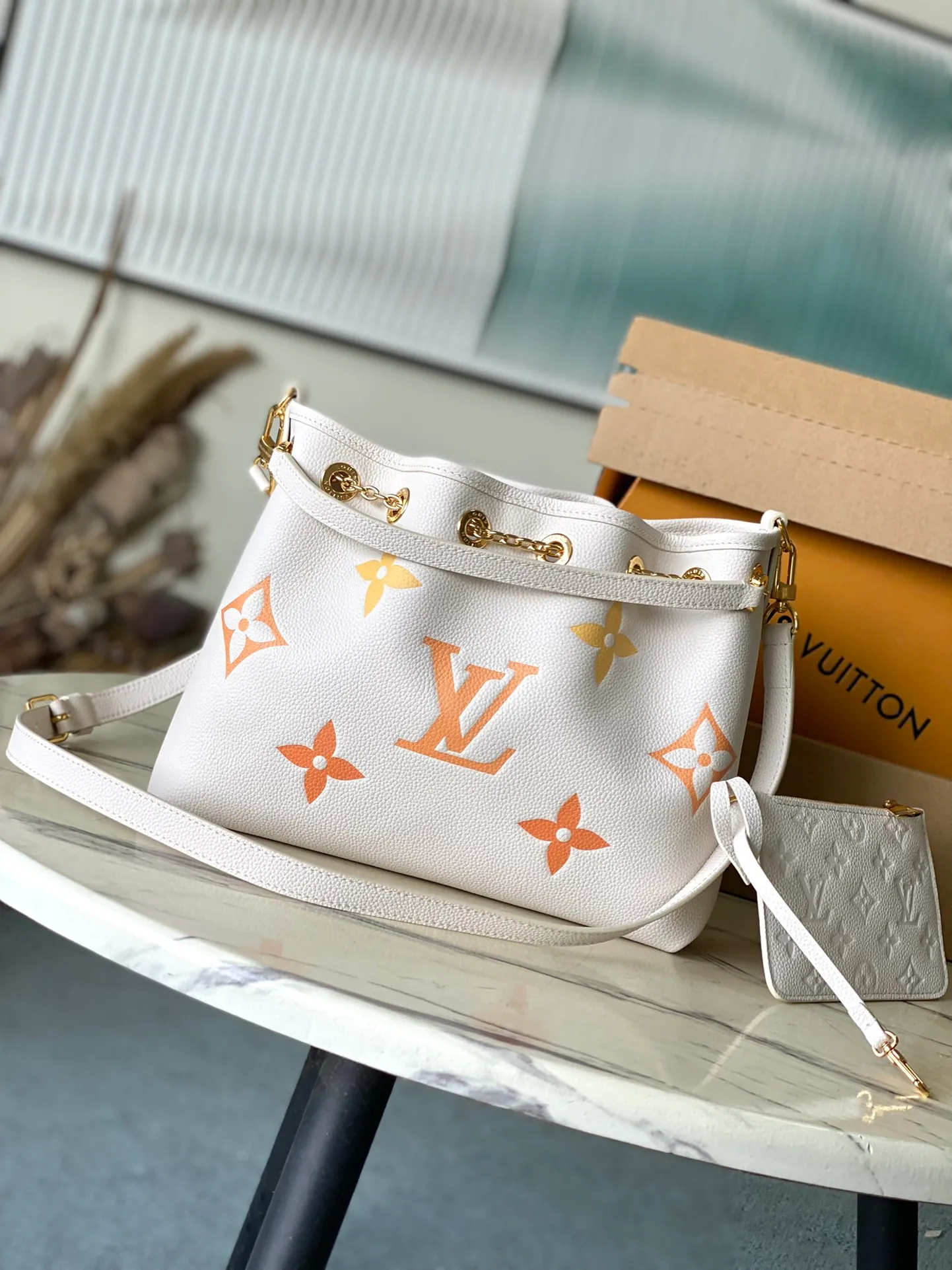 💰1260 (top layer leather) top quality original item M46545 This Summer Bundle handbag is from the Dégradé series. The new drawstring design adds to the summer atmosphere. The Monogram Empreinte embossed leather bag features a gradient tone to brighten any seasonal look. The double handles and detachable cross-body strap provide a variety of stylish carrying options, making it a great companion for travel day and night. Detailed features: 28 x 20 x 11.5 cm (length x height x width)
